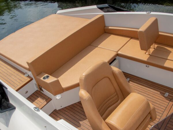 Frauscher 740 Mirage, zitbank en stoel op boot