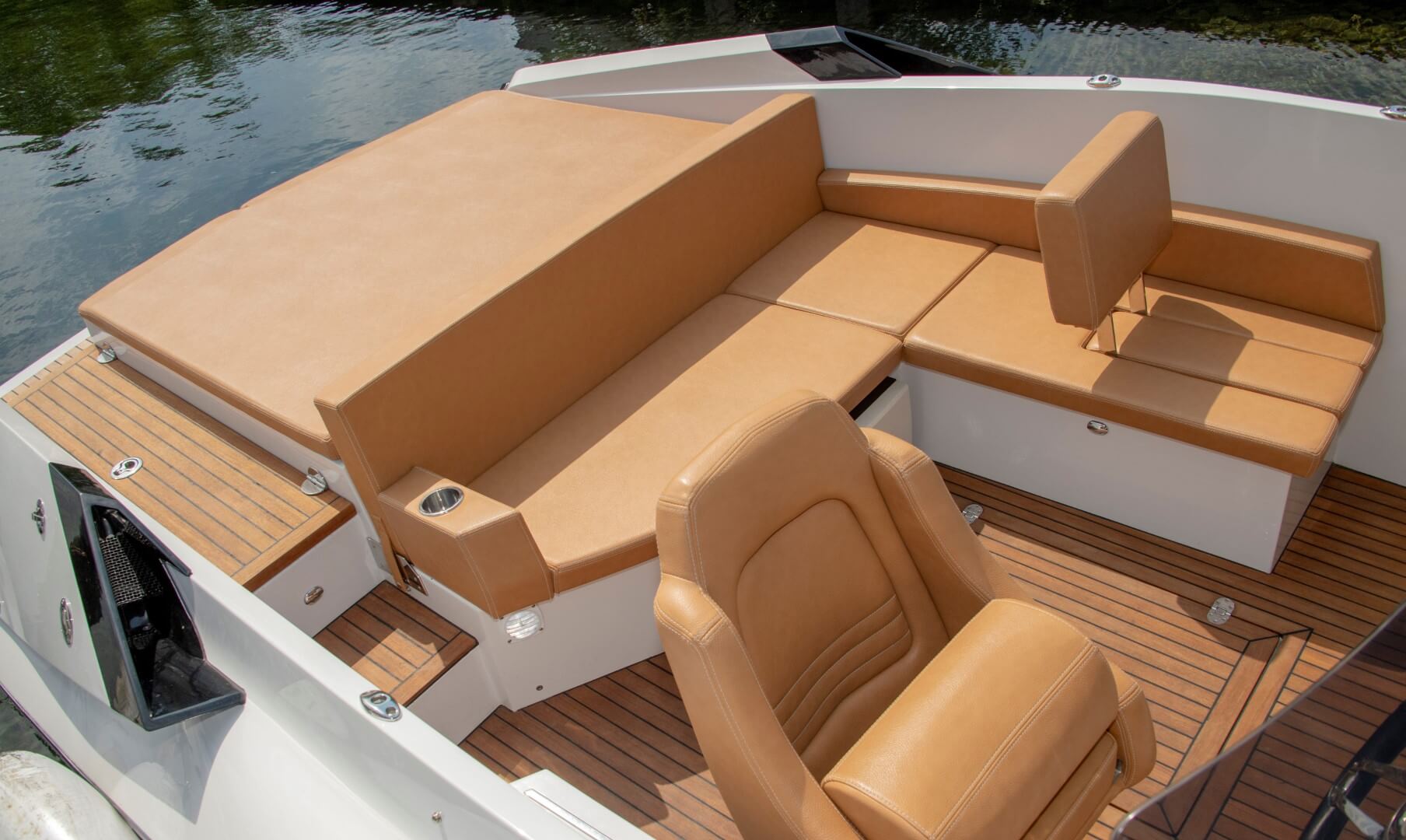 Frauscher 740 Mirage, zitbank en stoel op boot