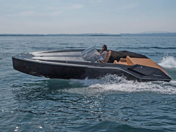 Frauscher 747 Mirage, speedboot varend op water