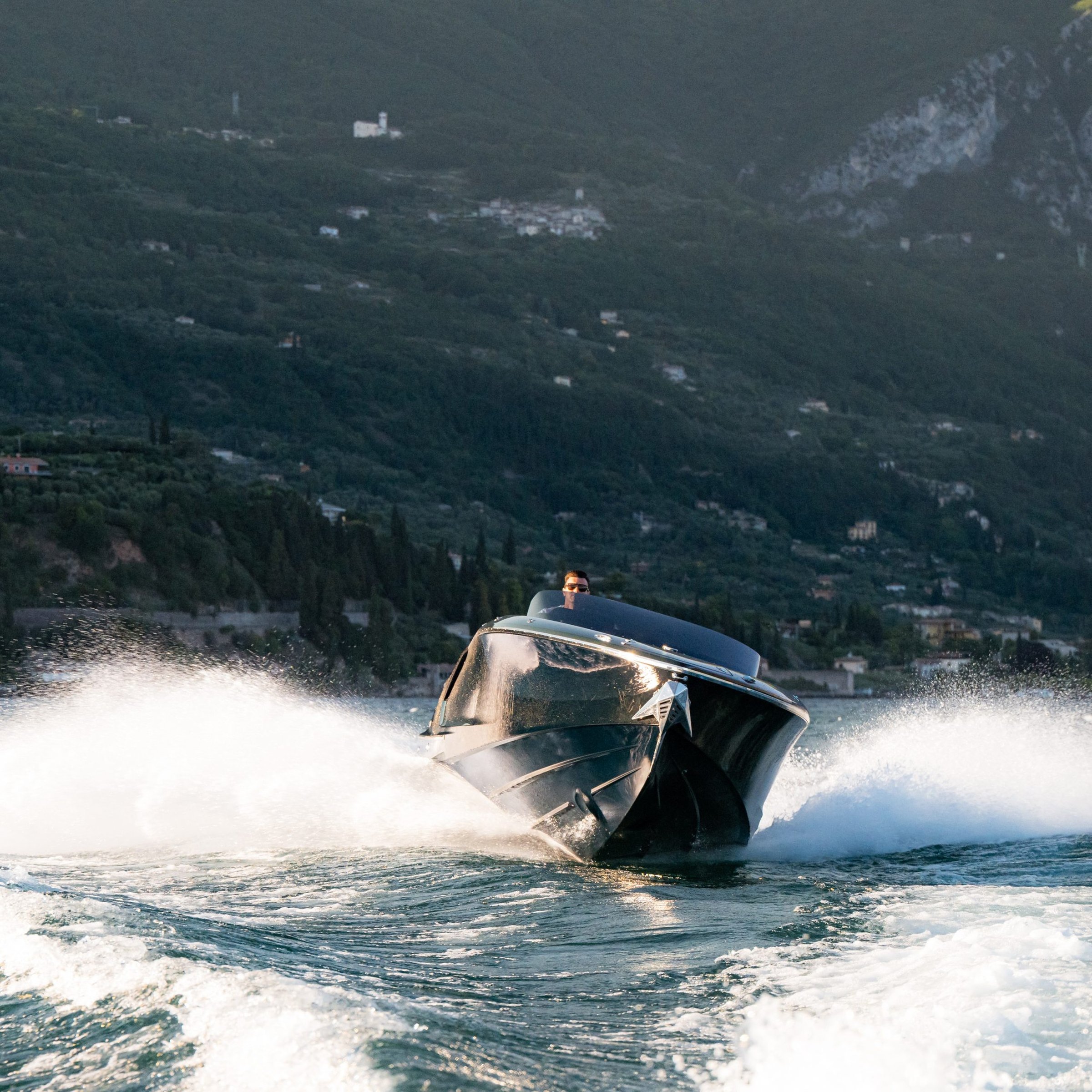 Frauscher 797 Spectre, boot varend op meer