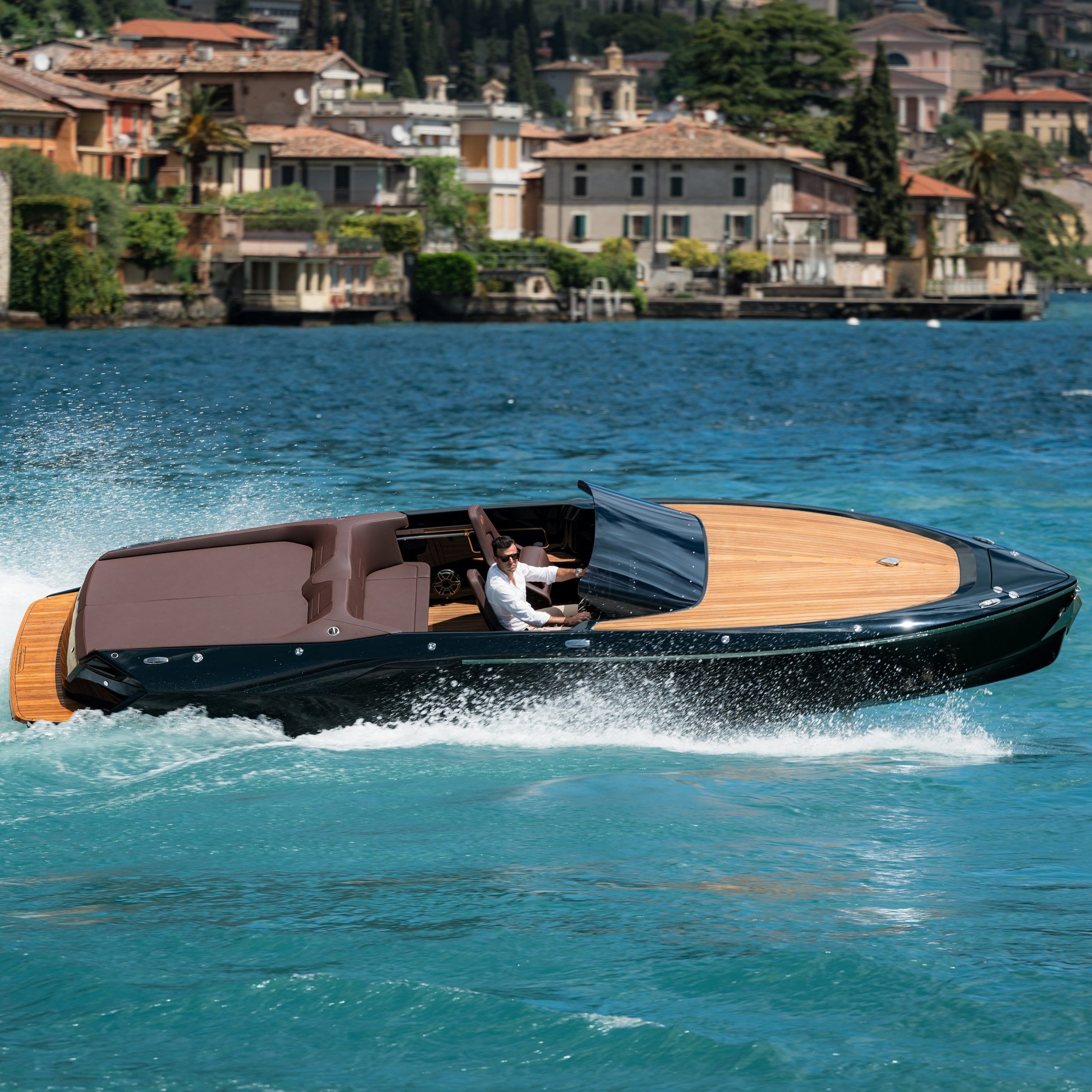 Frauscher 797 Spectre, speedboot varend op meer