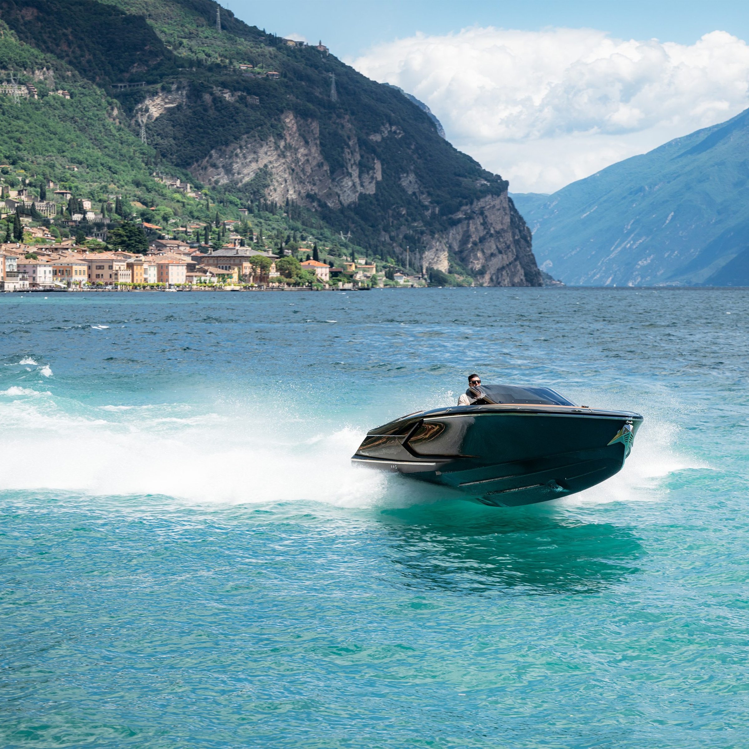 Frauscher 797 Spectre, speedboot varend op meer