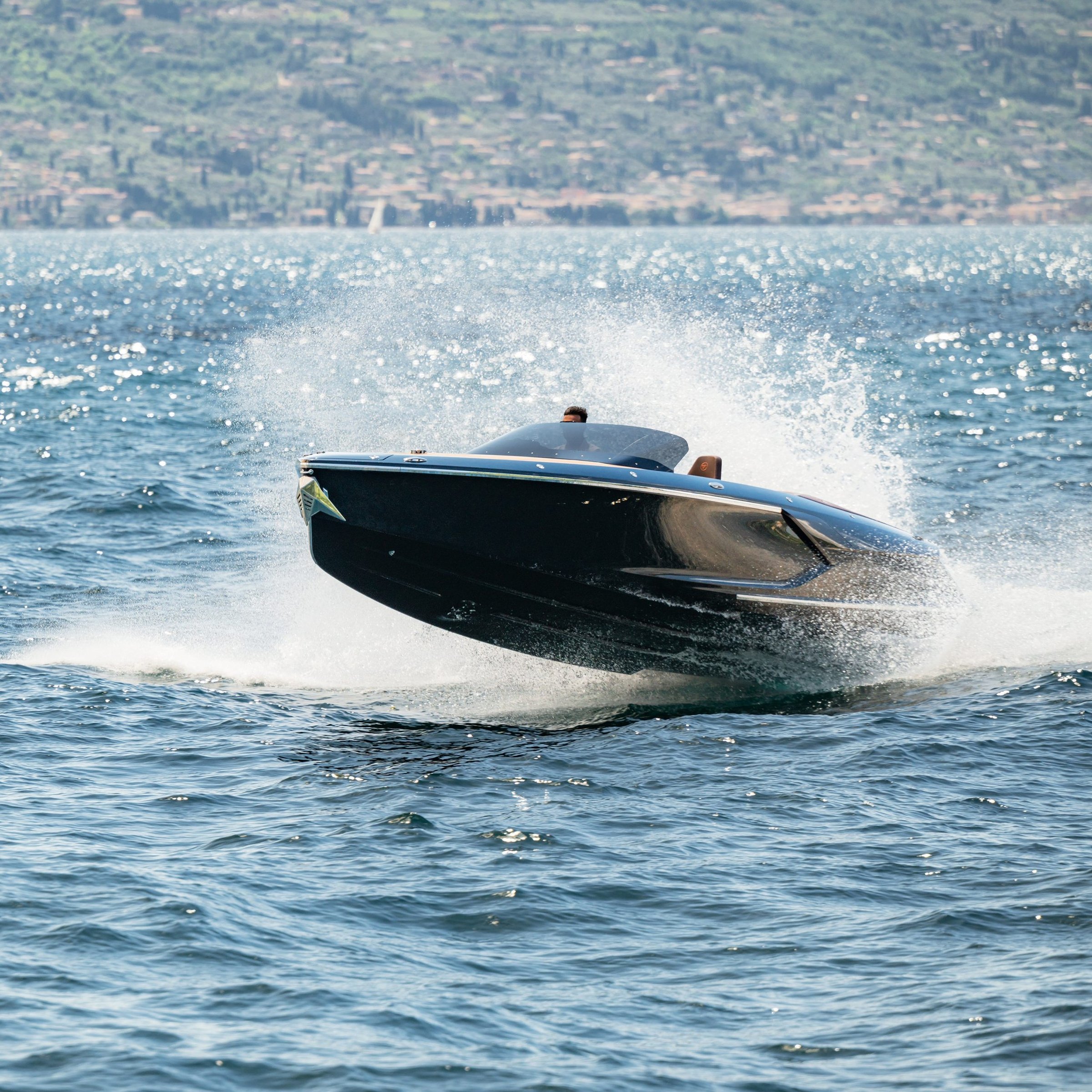 Frauscher 797 Spectre, zwarte speedboot vaart snel over water