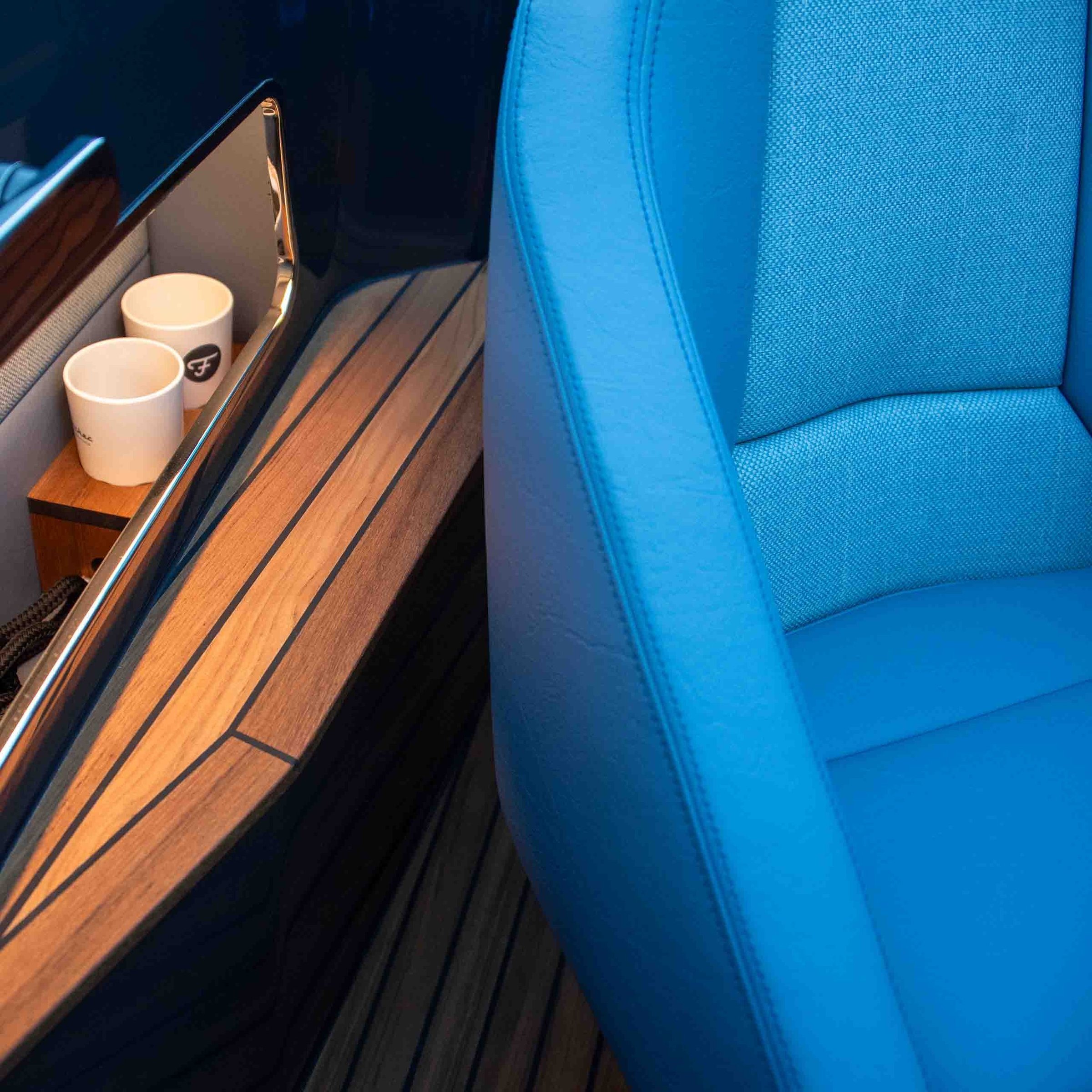 Frauscher 797 Spectre, blauwe zitbank met houten dek