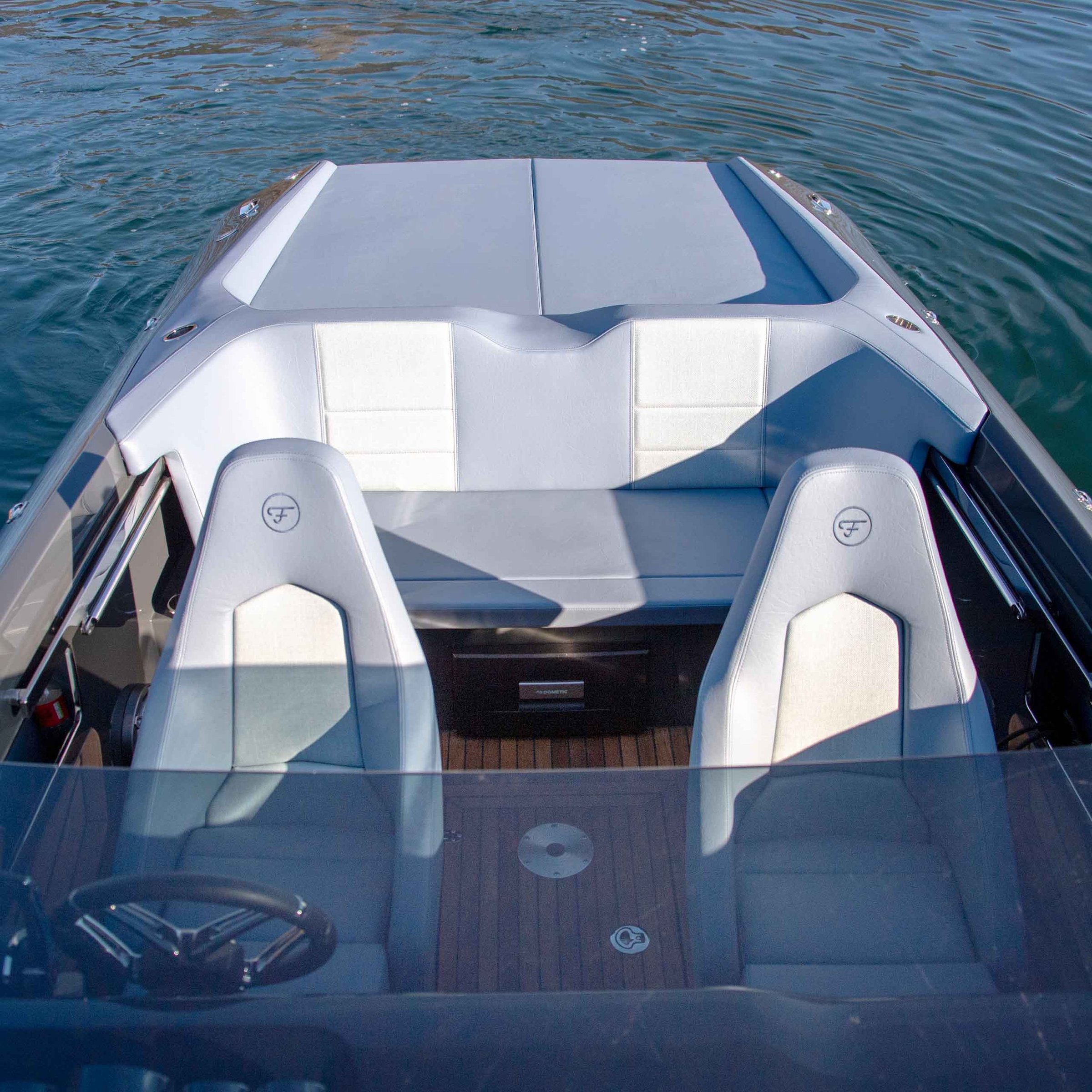 Frauscher 797 Spectre, cockpit met zitbanken en stuur