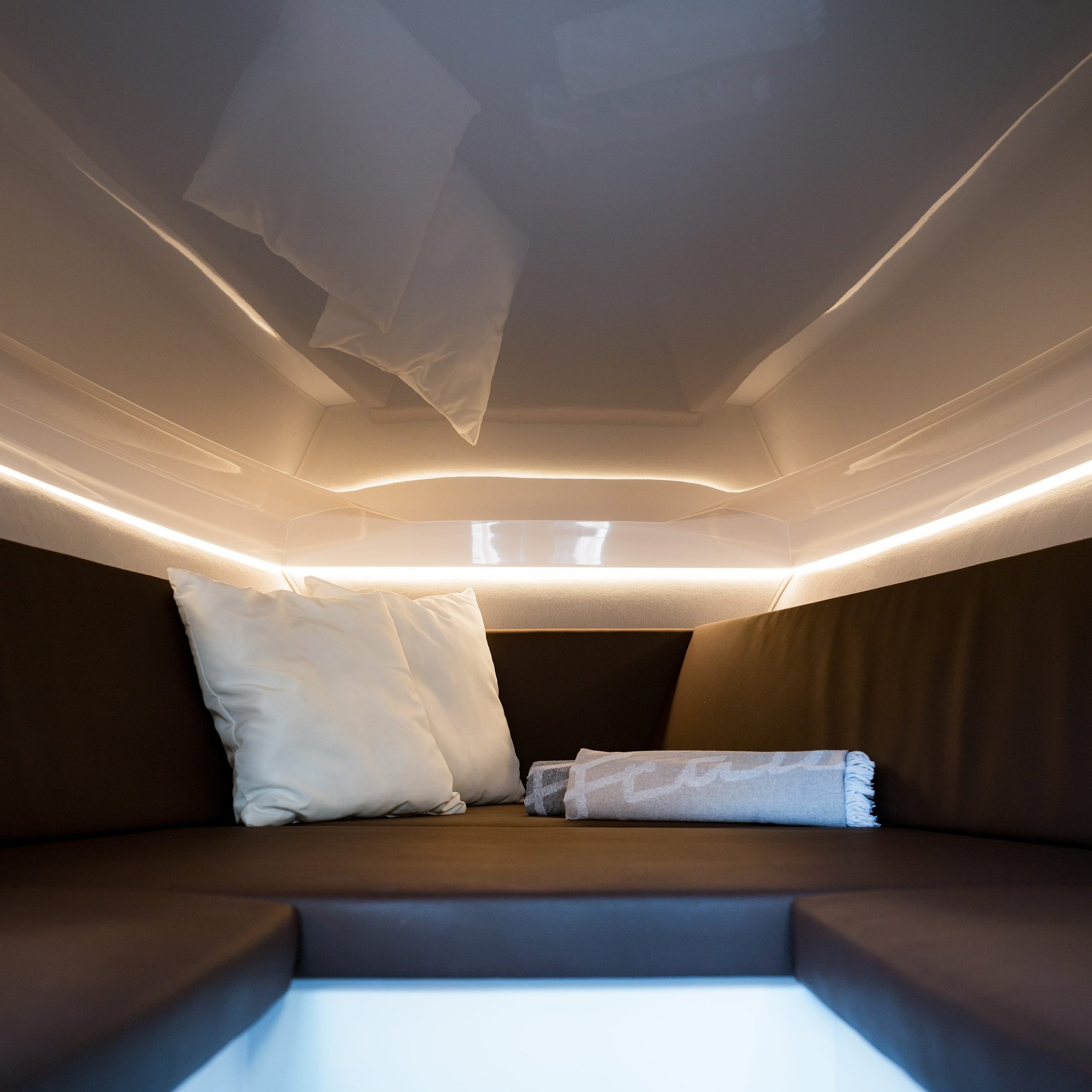 Frauscher 797 Spectre, slaapkajuit met kussens en dekens