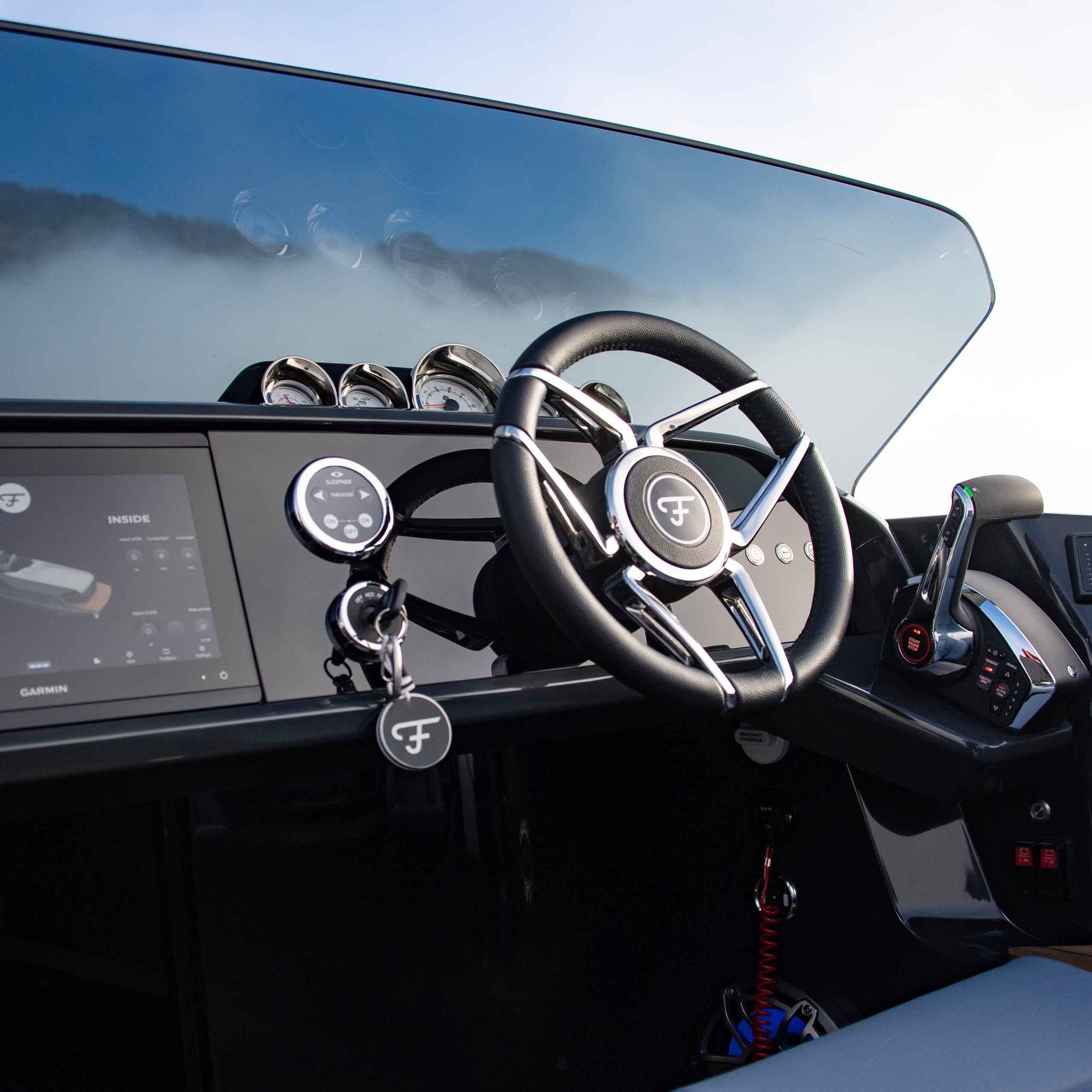 Frauscher 797 Spectre, stuurwiel en dashboard cockpit