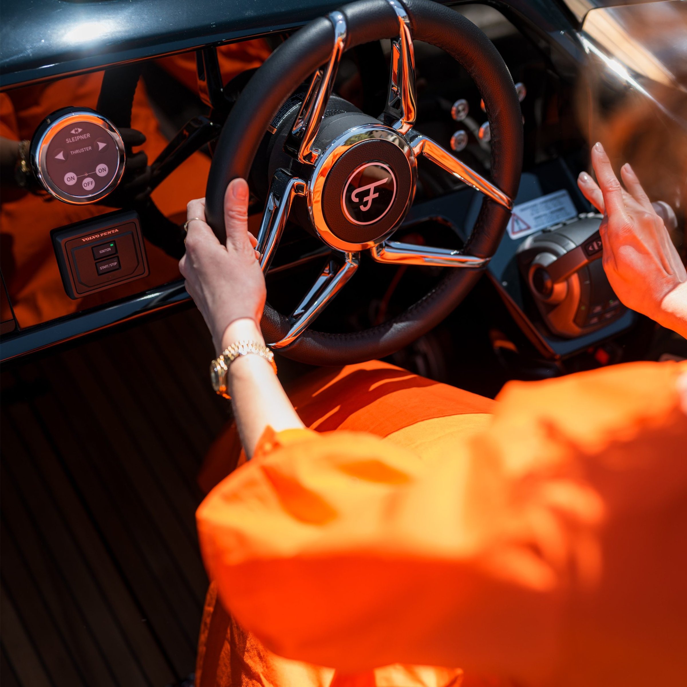 Frauscher 797 Spectre, stuurwiel met handen dashboard