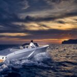 Frauscher 858 Fantom, speedboot varend bij zonsondergang