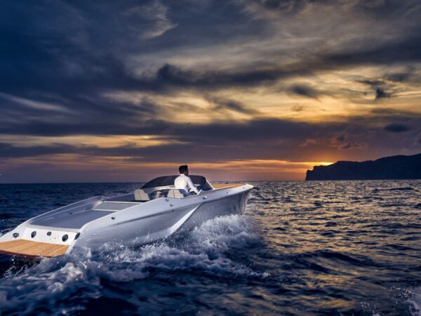 Frauscher 858 Fantom, speedboot varend bij zonsondergang