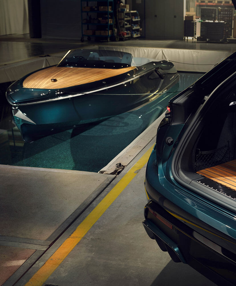 Frauscher x Porsche 790 Spectre, boot in showroom met auto