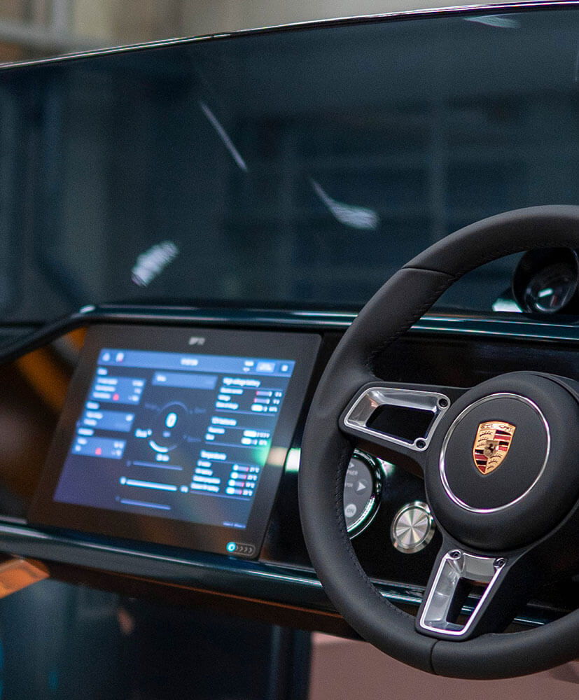 Frauscher x Porsche 790 Spectre, stuurwiel met dashboard scherm