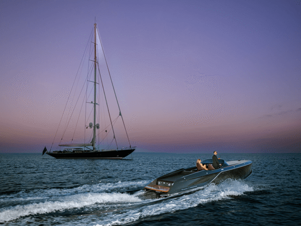 Frauscher x Porsche 850 Fantom, speedboot vaart voorbij zeilboot