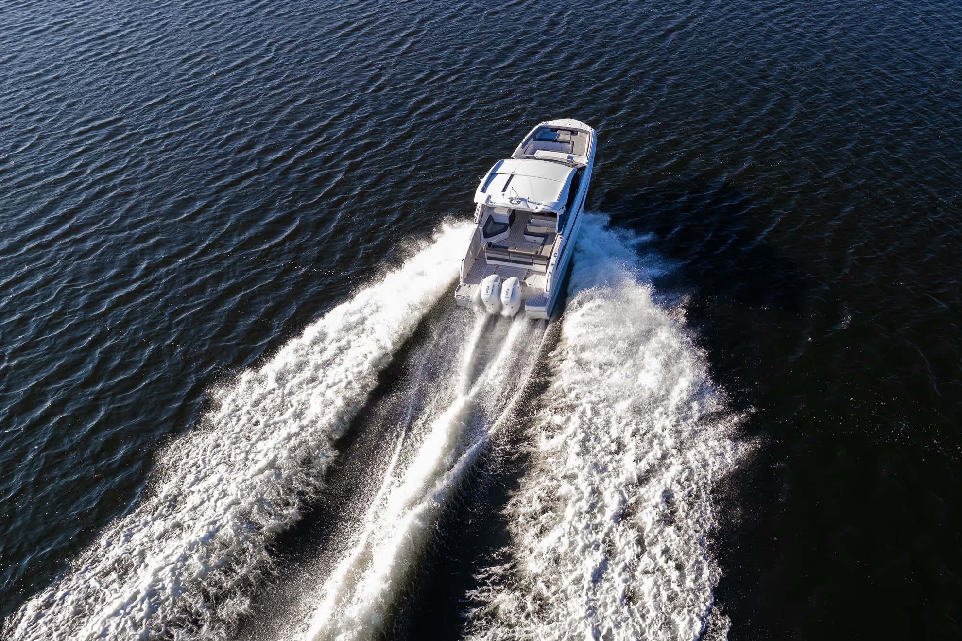 Galeon 335 GTO, boot varend met golvend kielzog