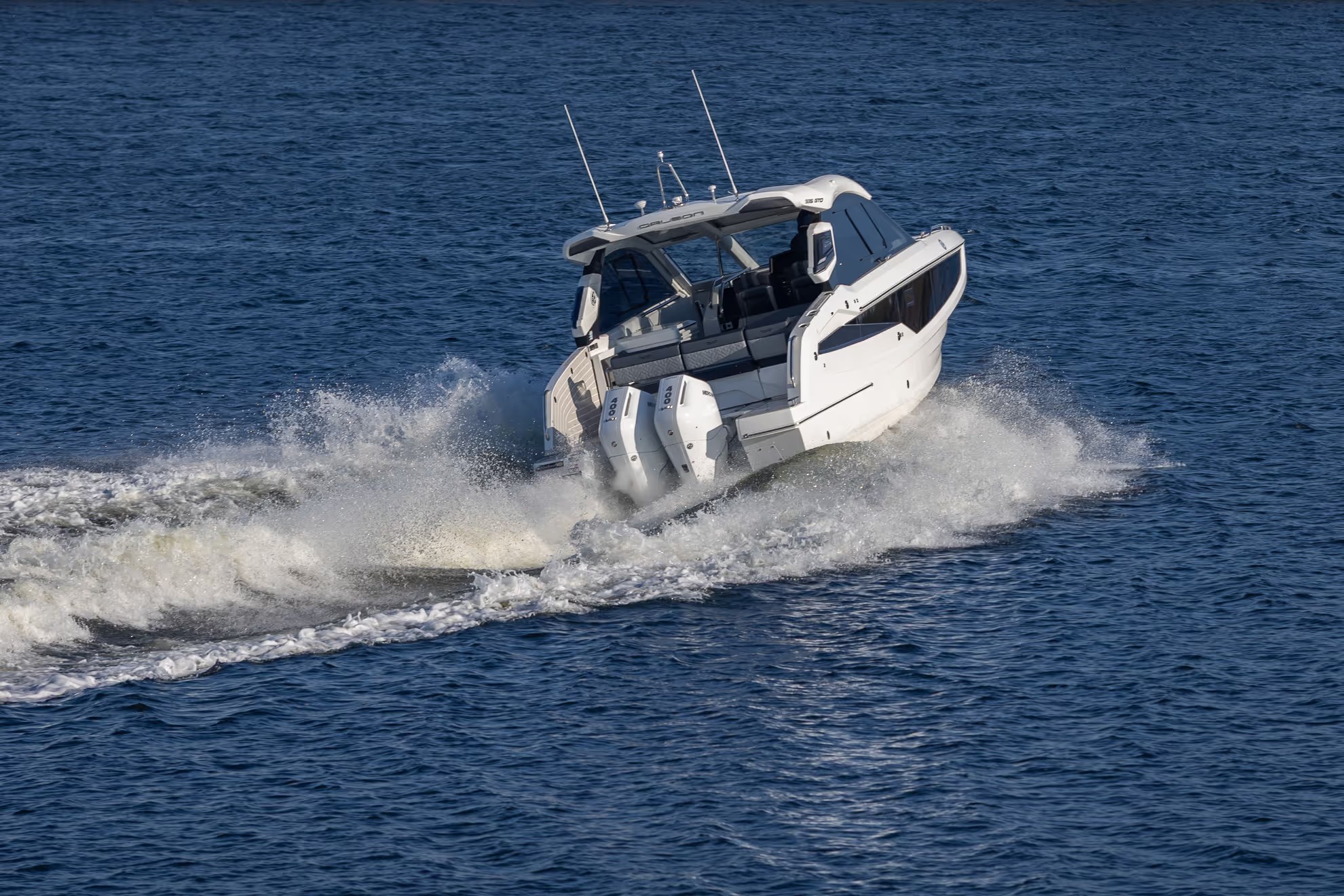 Galeon 335 GTO, boot varend met spatwater