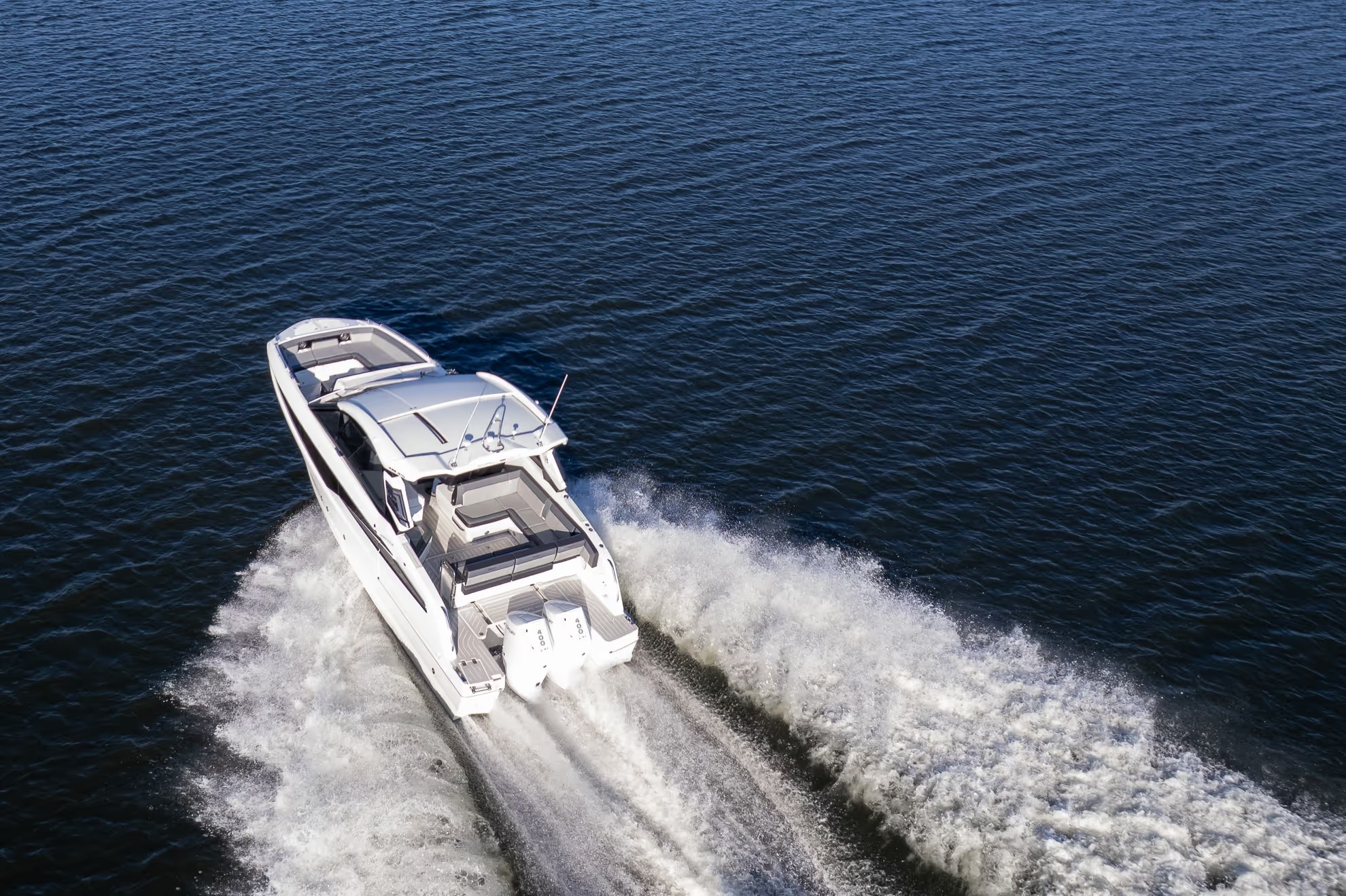 Galeon 335 GTO, boot varend op zee met kielzog
