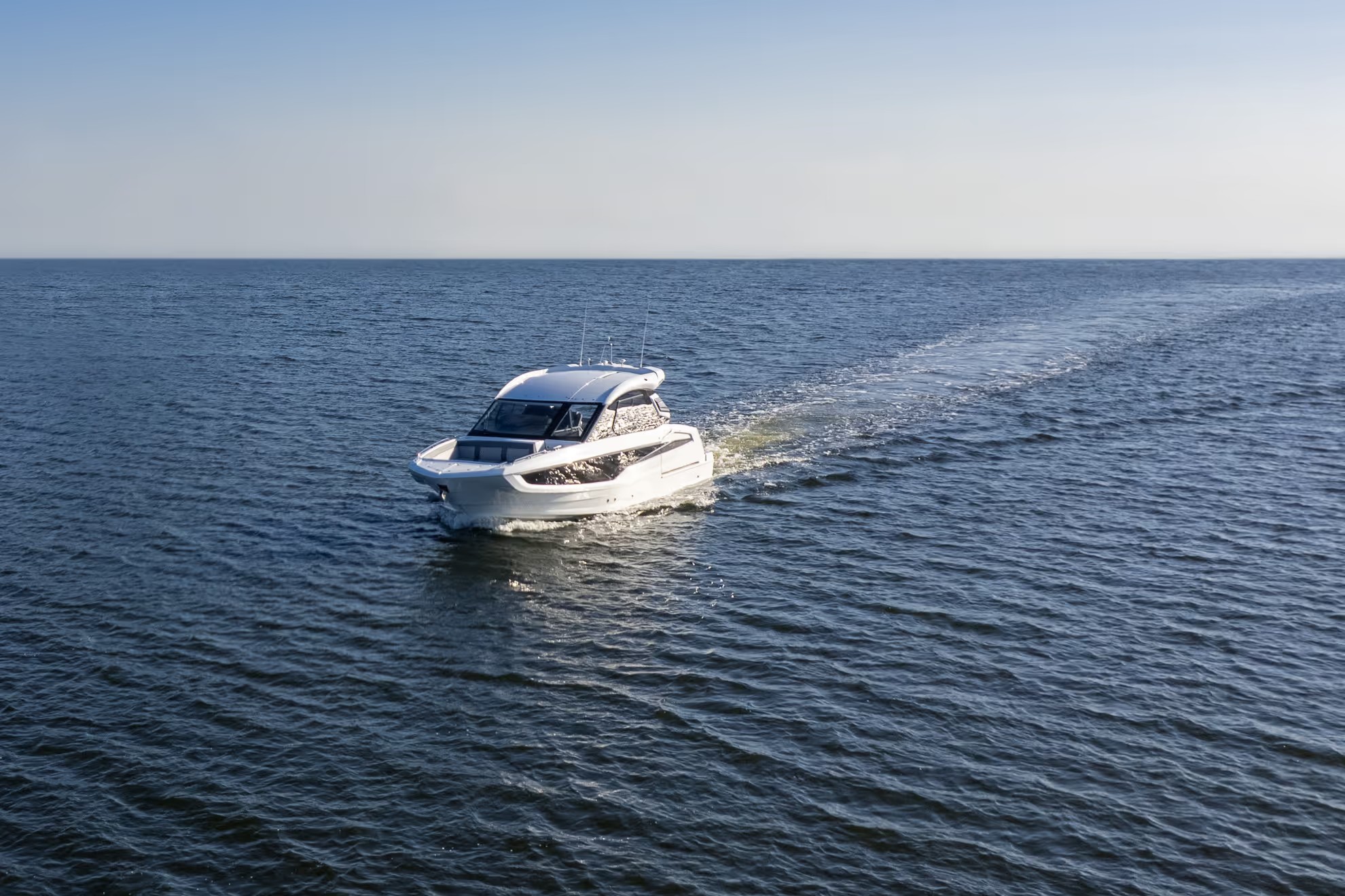 Galeon 335 GTO, boot varend op zee