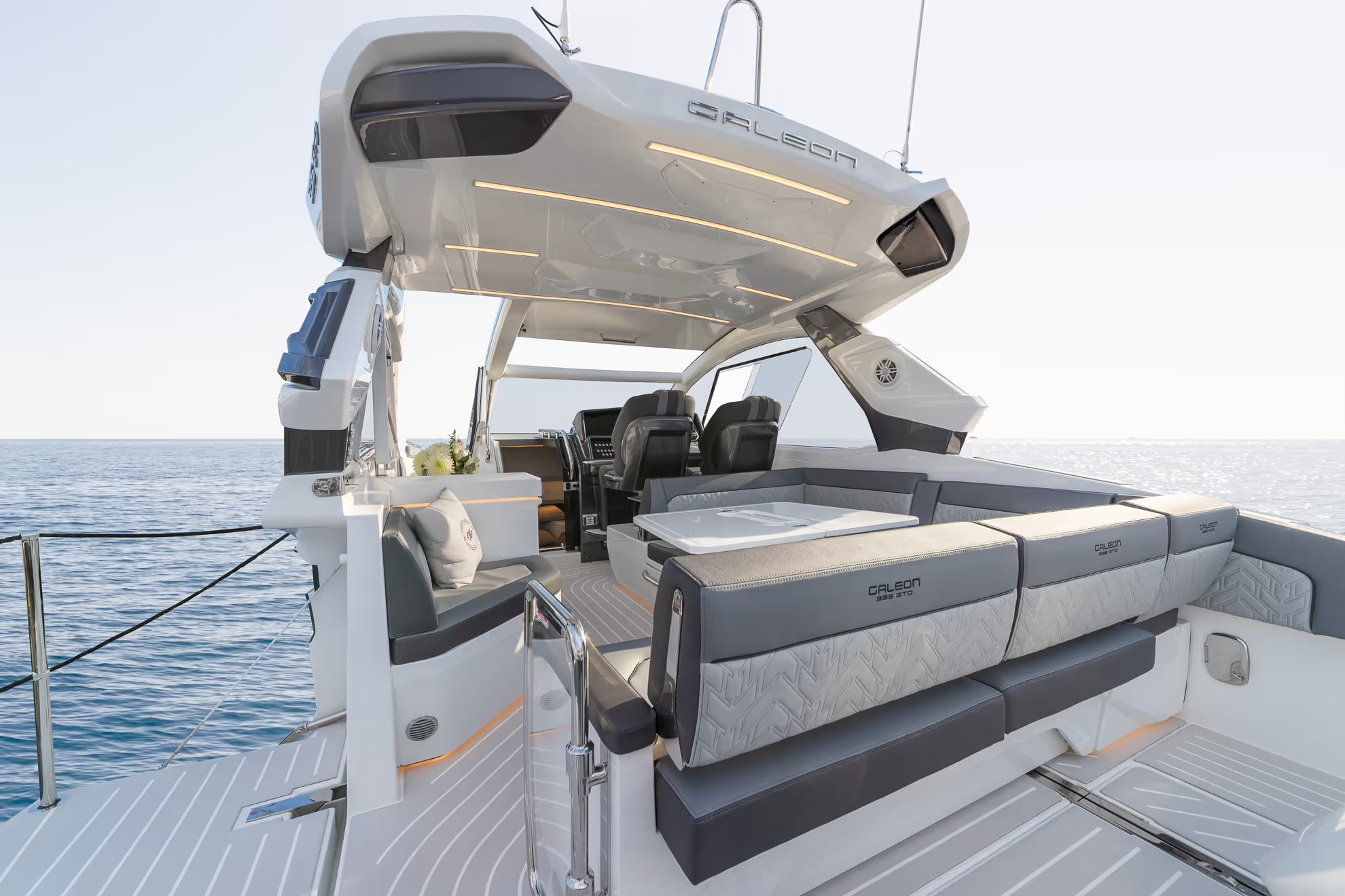 Galeon 335 GTO, cockpit met zitbanken en kuip