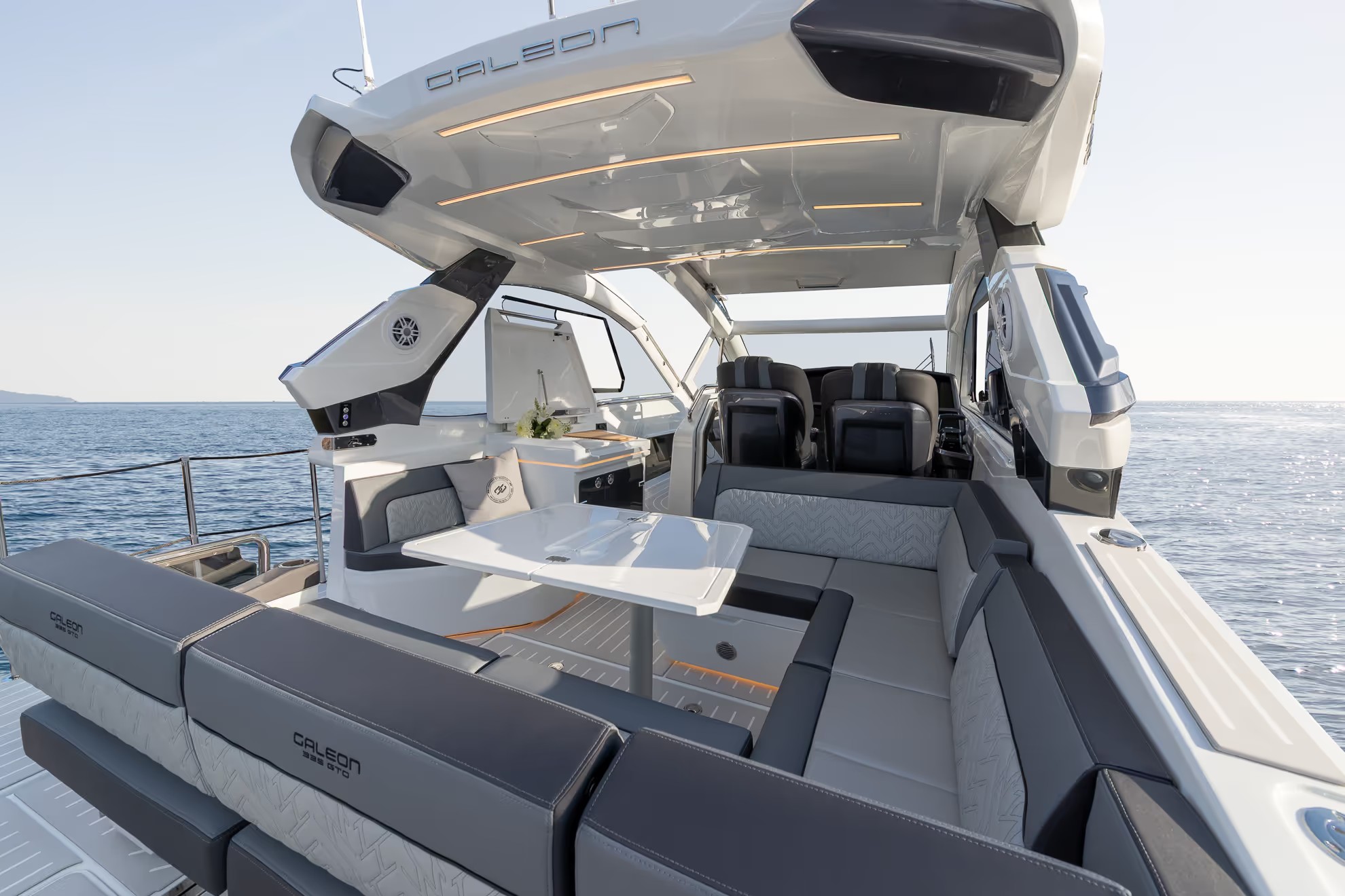 Galeon 335 GTO, cockpit met zitbanken en tafel