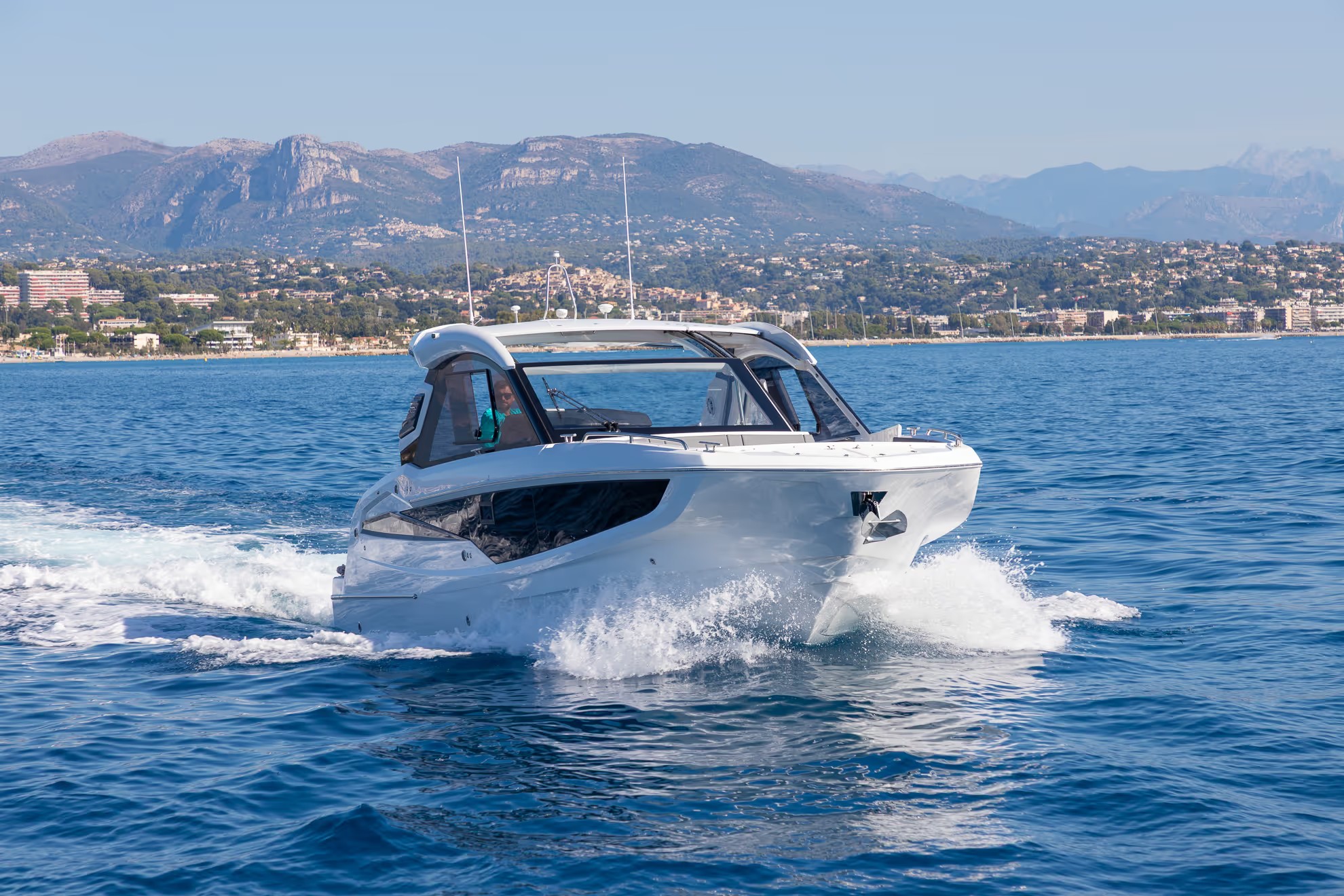 Galeon 335 GTO, witte boot vaart over zee