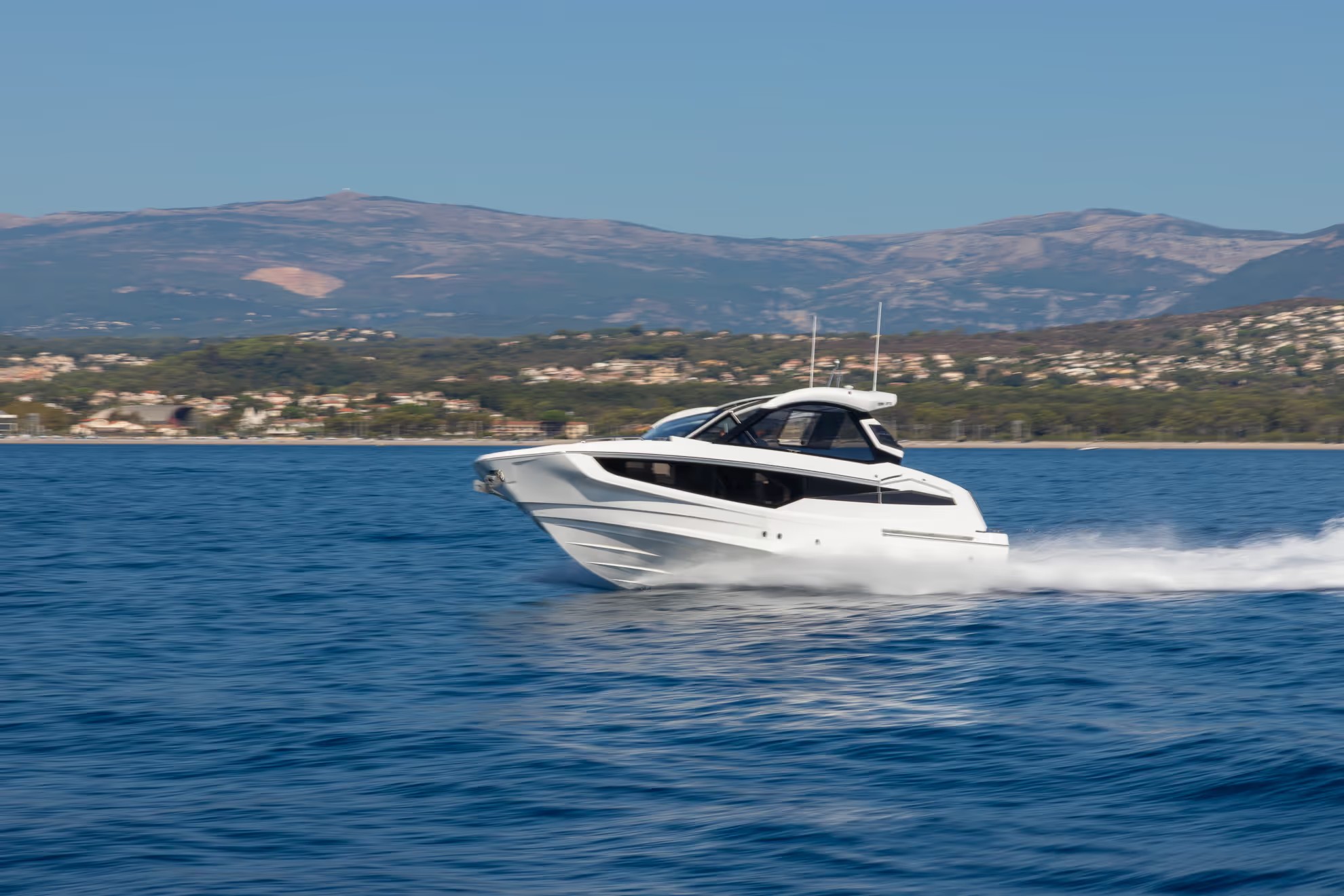 Galeon 335 GTO, witte boot vaart snel over zee