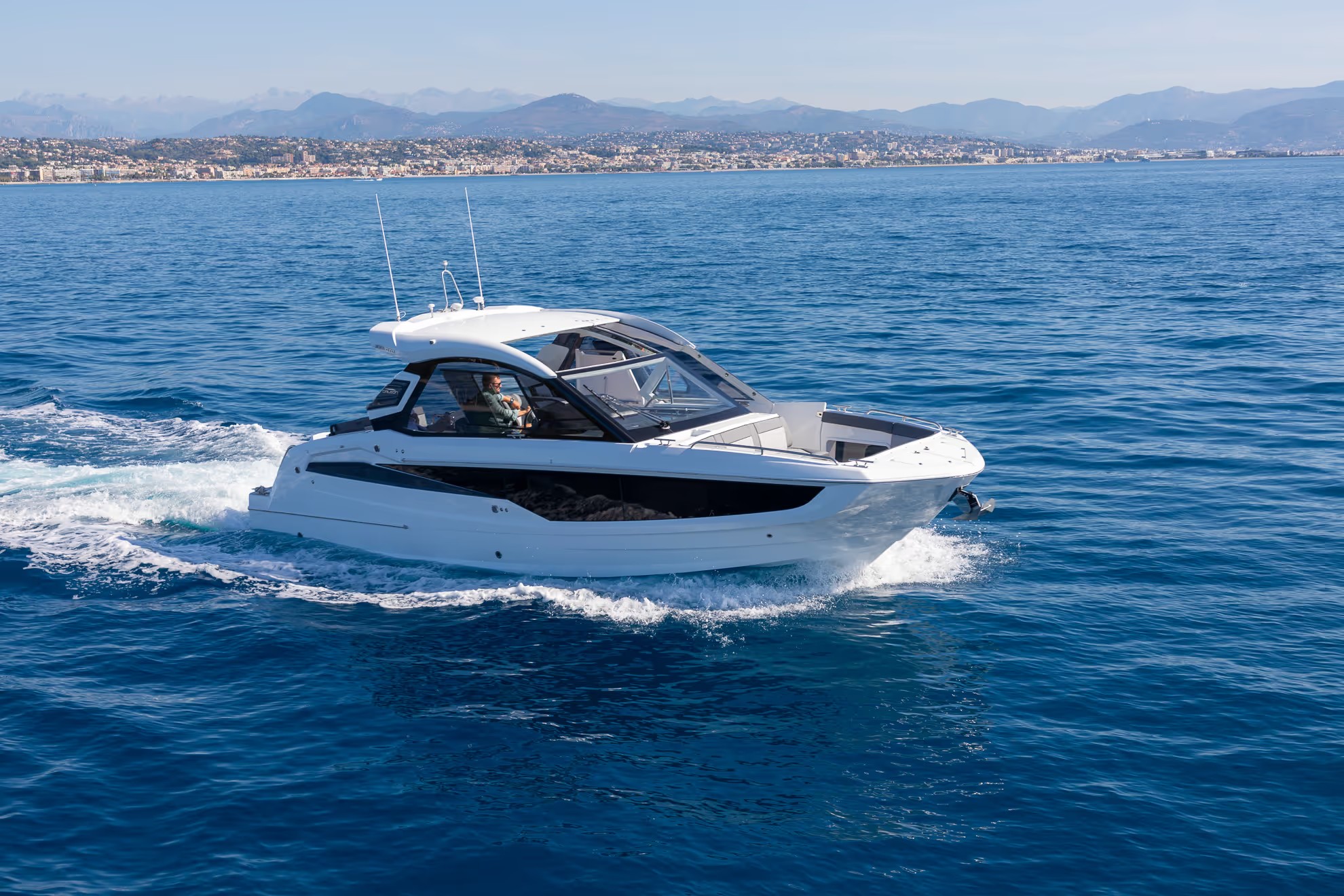 Galeon 335 GTO, witte boot varend op zee
