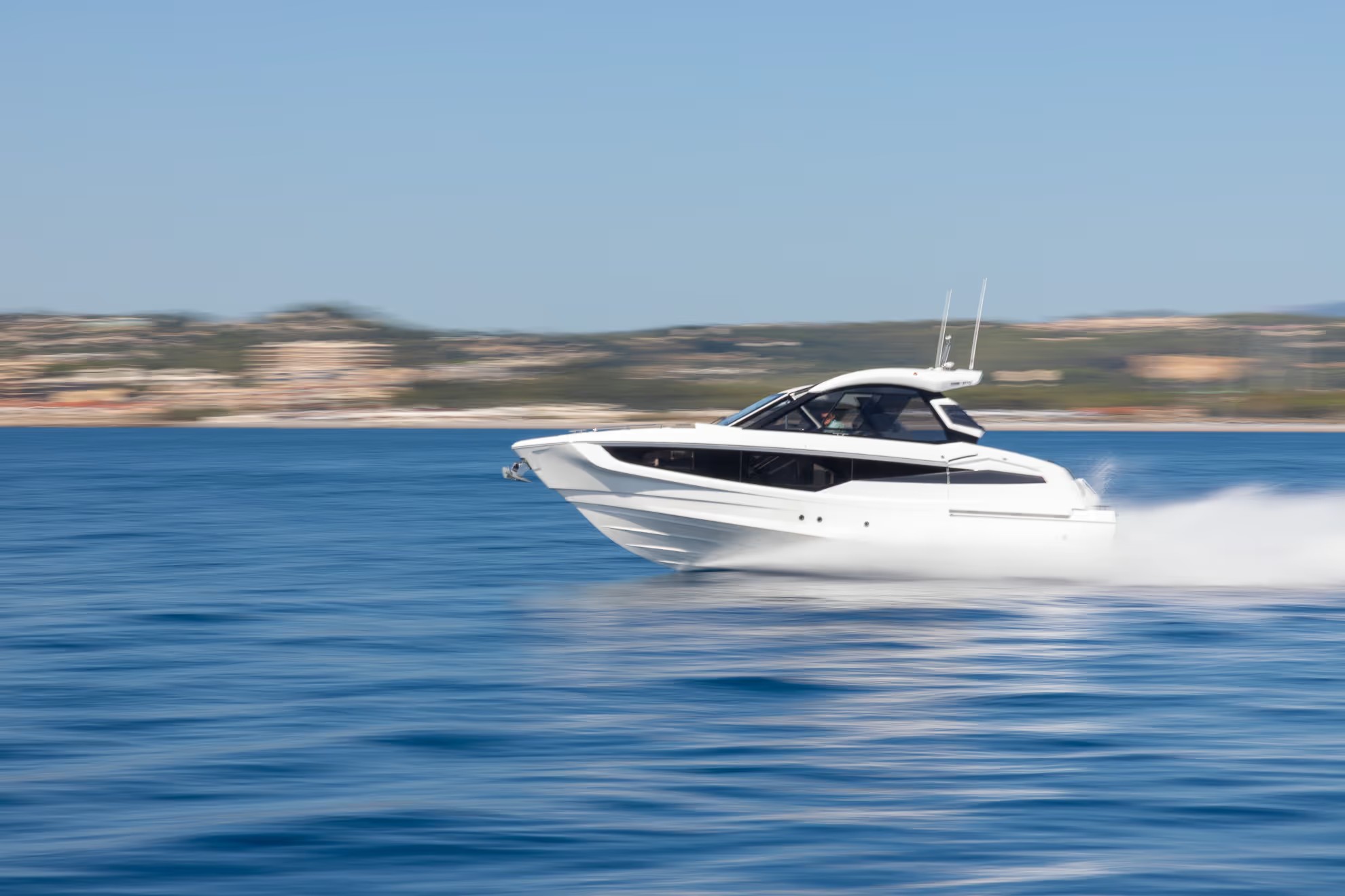 Galeon 335 GTO, witte boot varend op zee