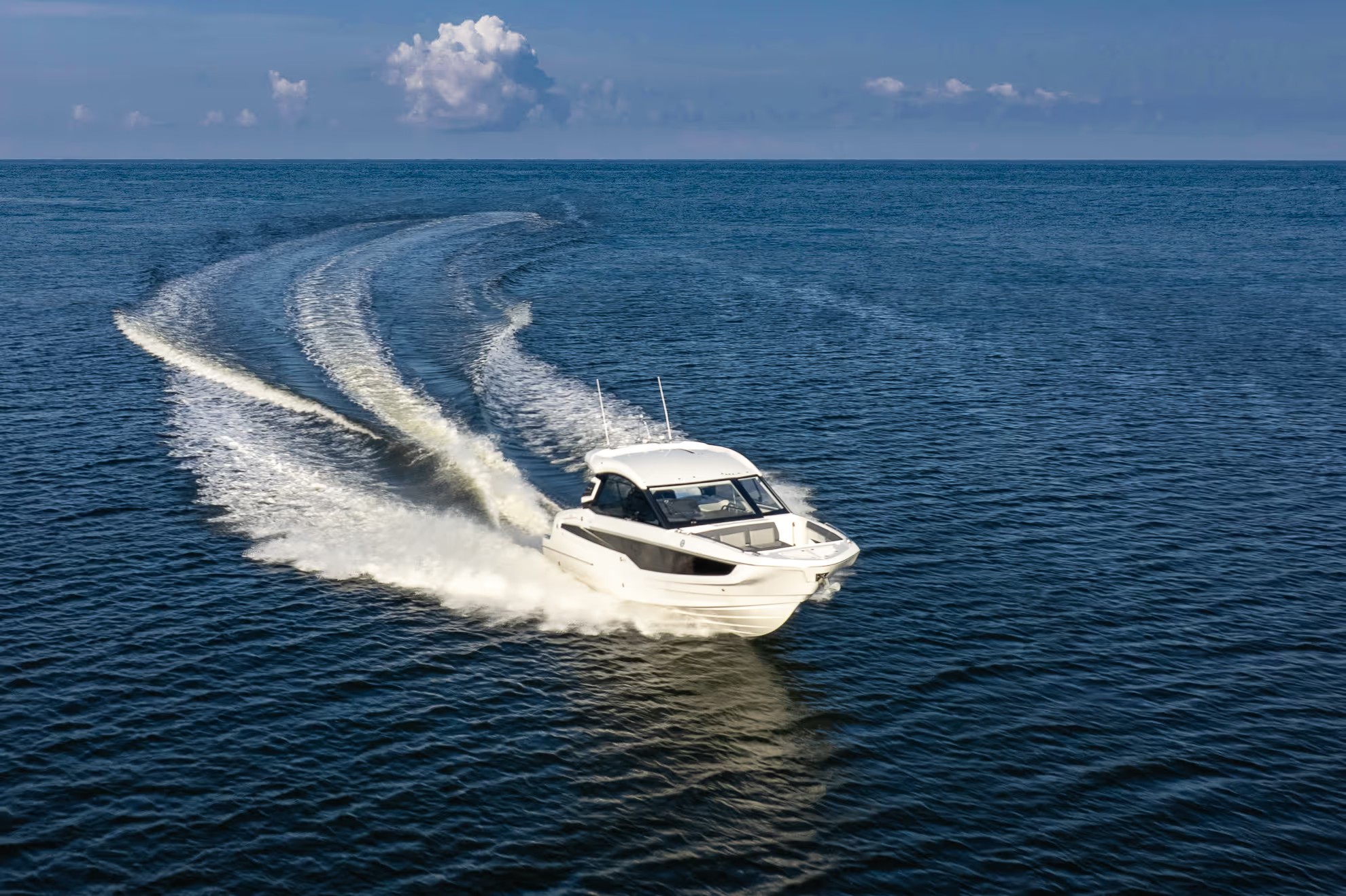 Galeon 335 GTO, witte boot varend op zee