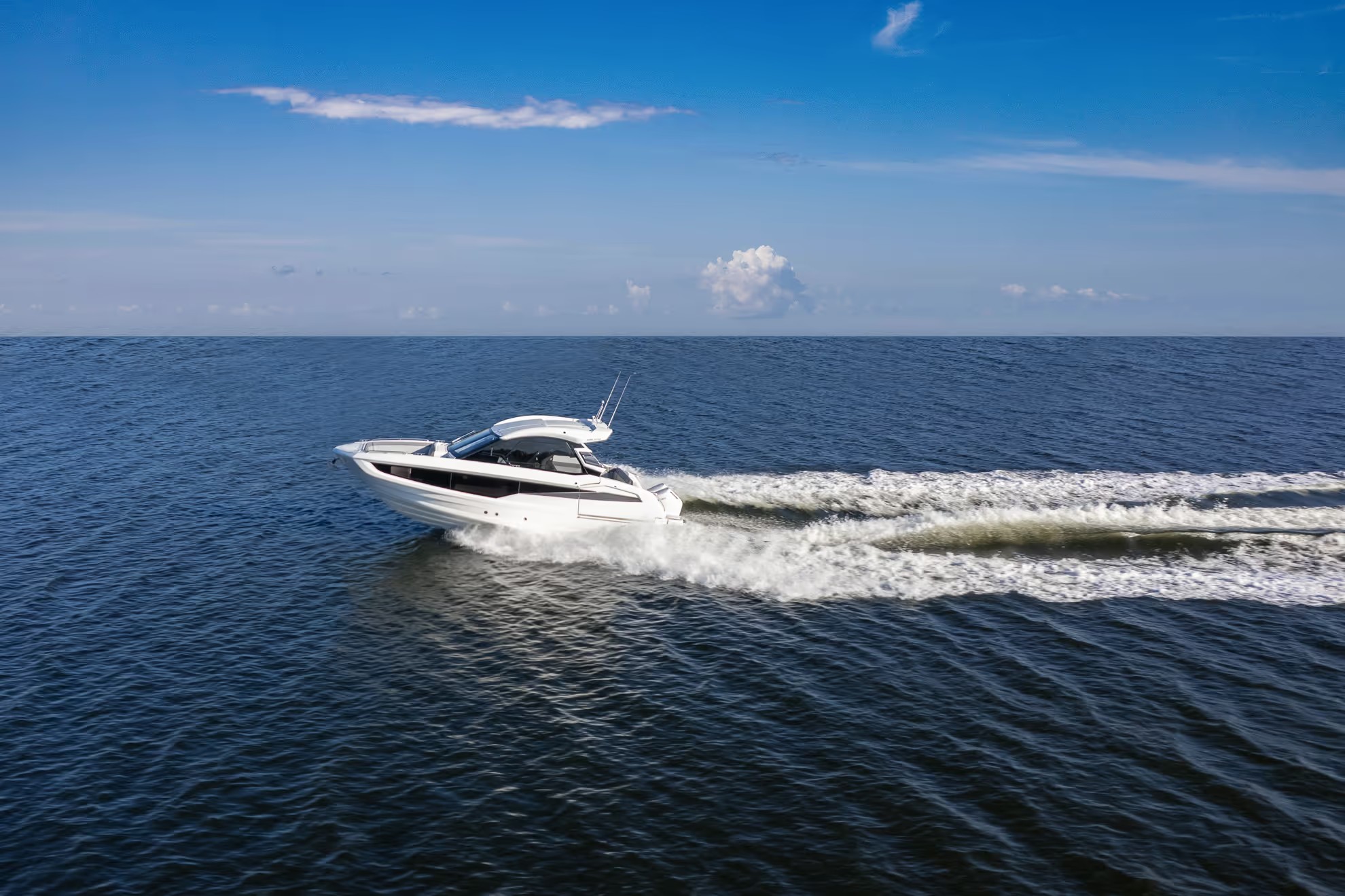 Galeon 335 GTO, witte boot varend op zee