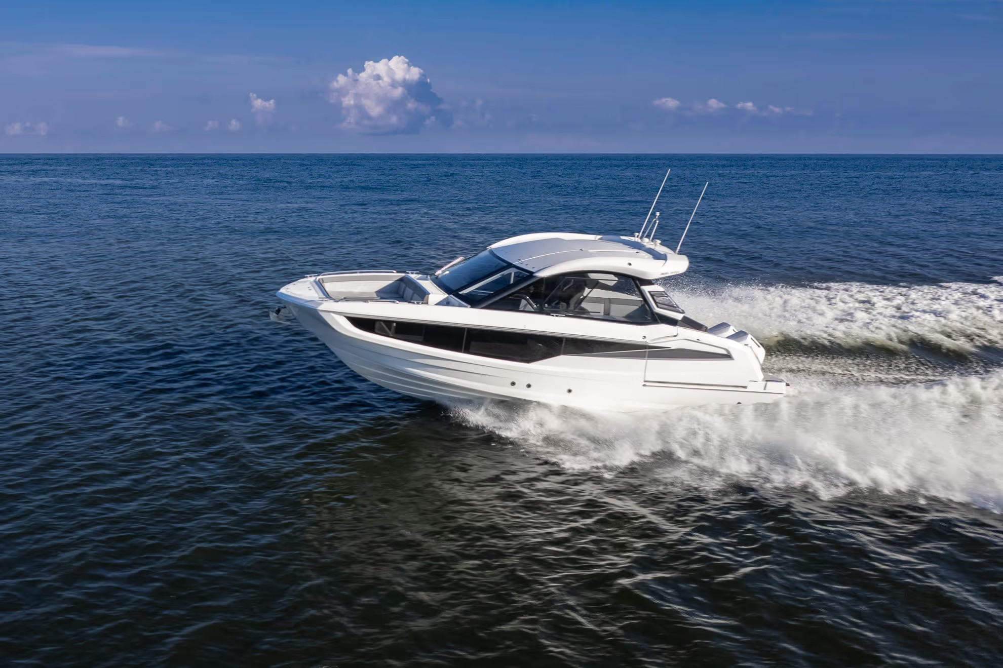 Galeon 335 GTO, witte motorboot varend op zee
