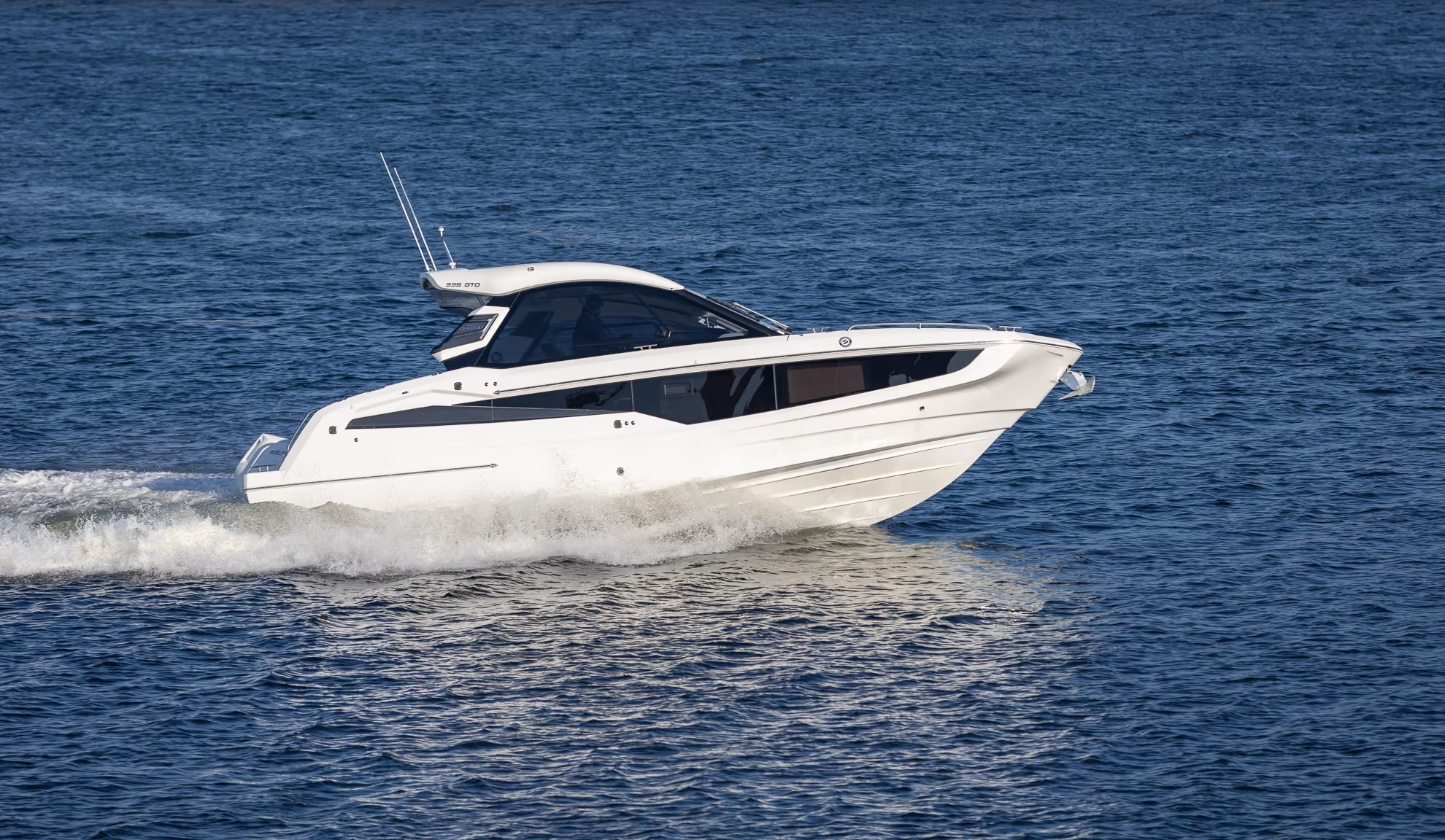 Galeon 335 GTO, witte motorboot varend op zee