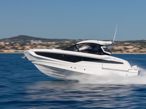 Galeon 335 GTO, witte speedboot varend op zee