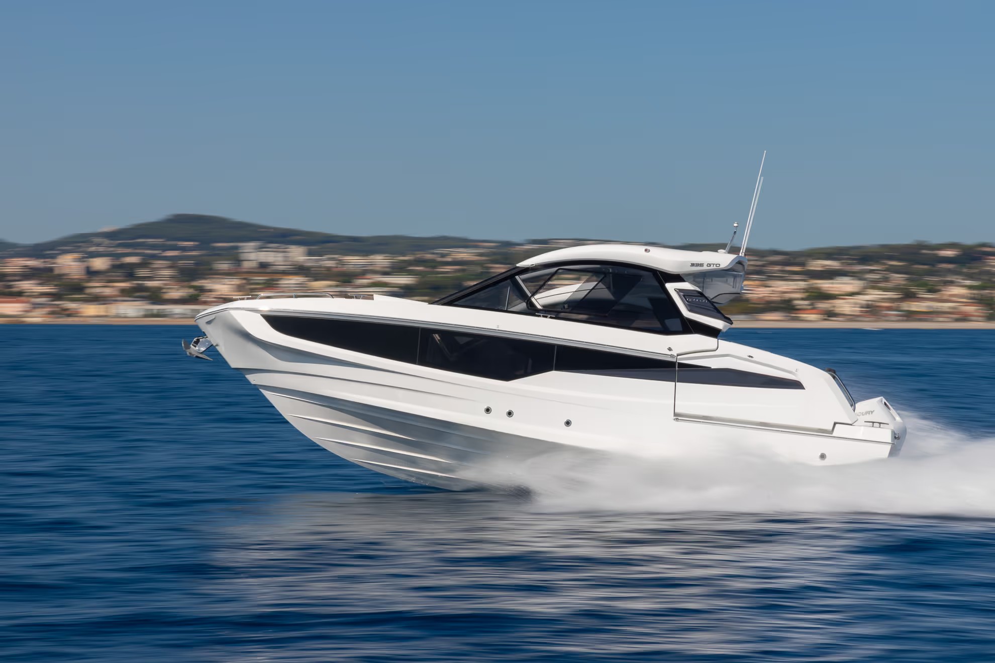 Galeon 335 GTO, witte speedboot varend op zee