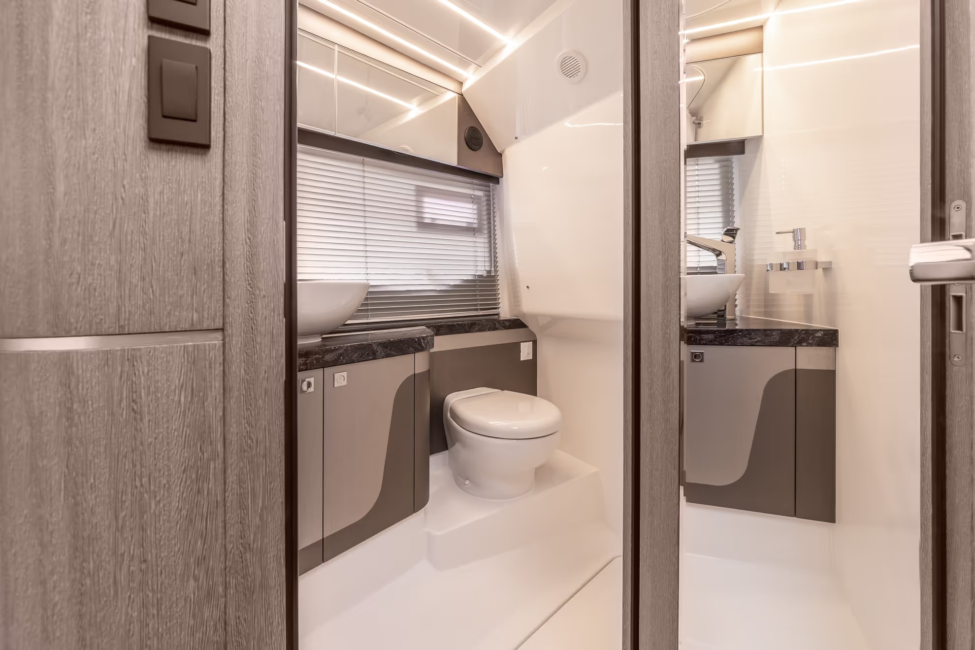 Galeon 335 GTO, badkamer met toilet en wastafel