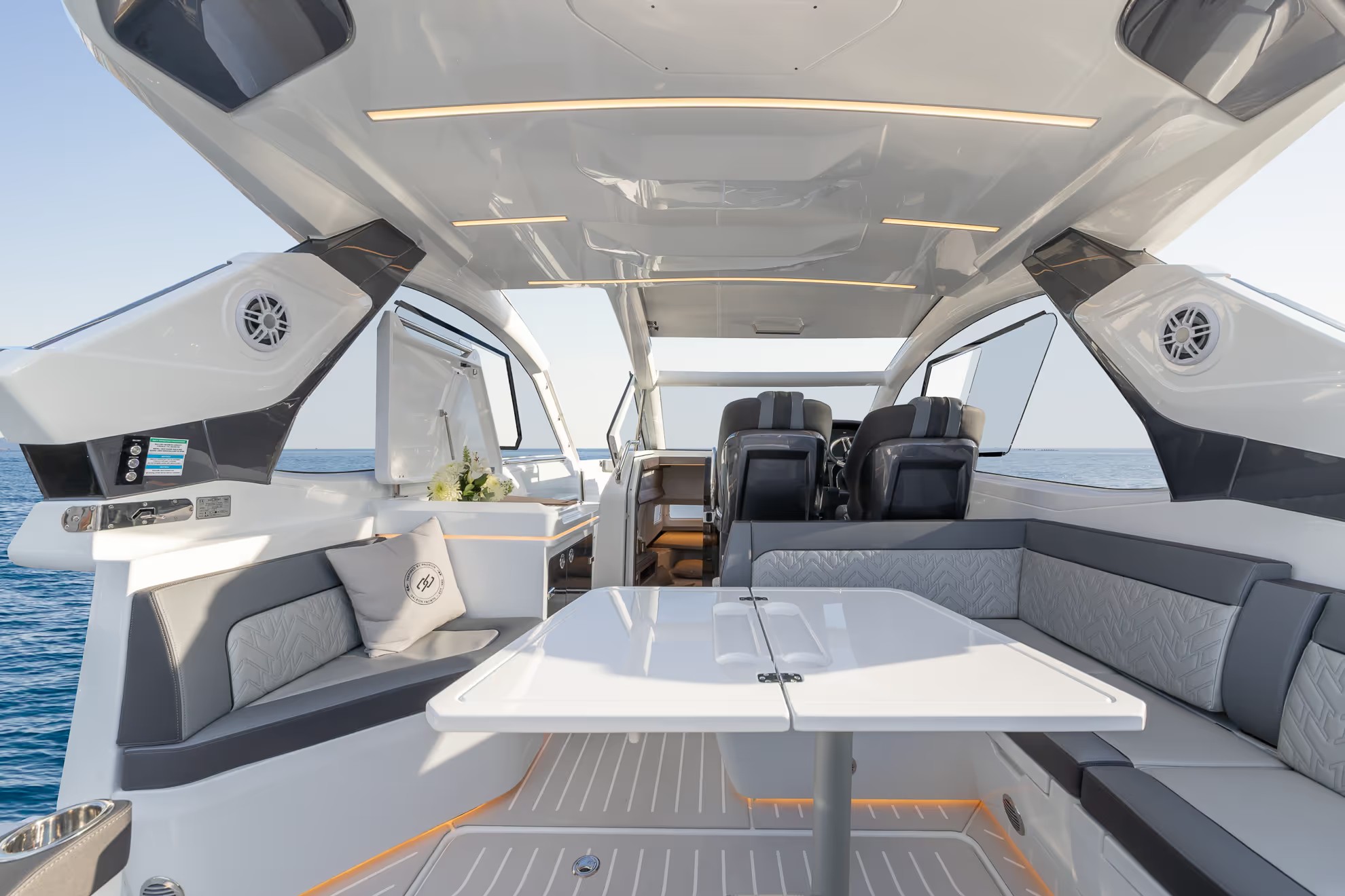 Galeon 335 GTO, cockpit met zitbank en tafel