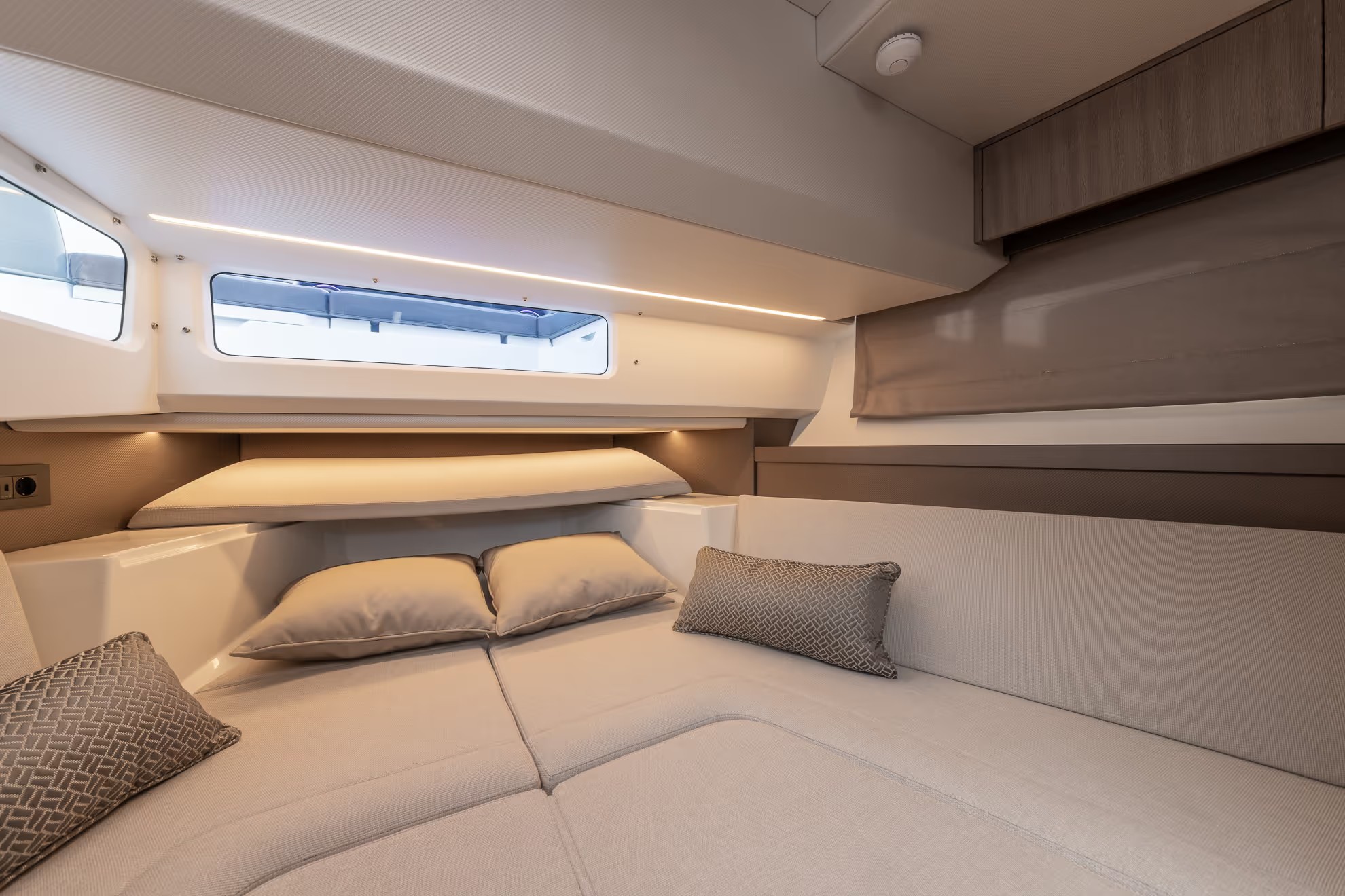 Galeon 335 GTO, kajuit met bed en kussens