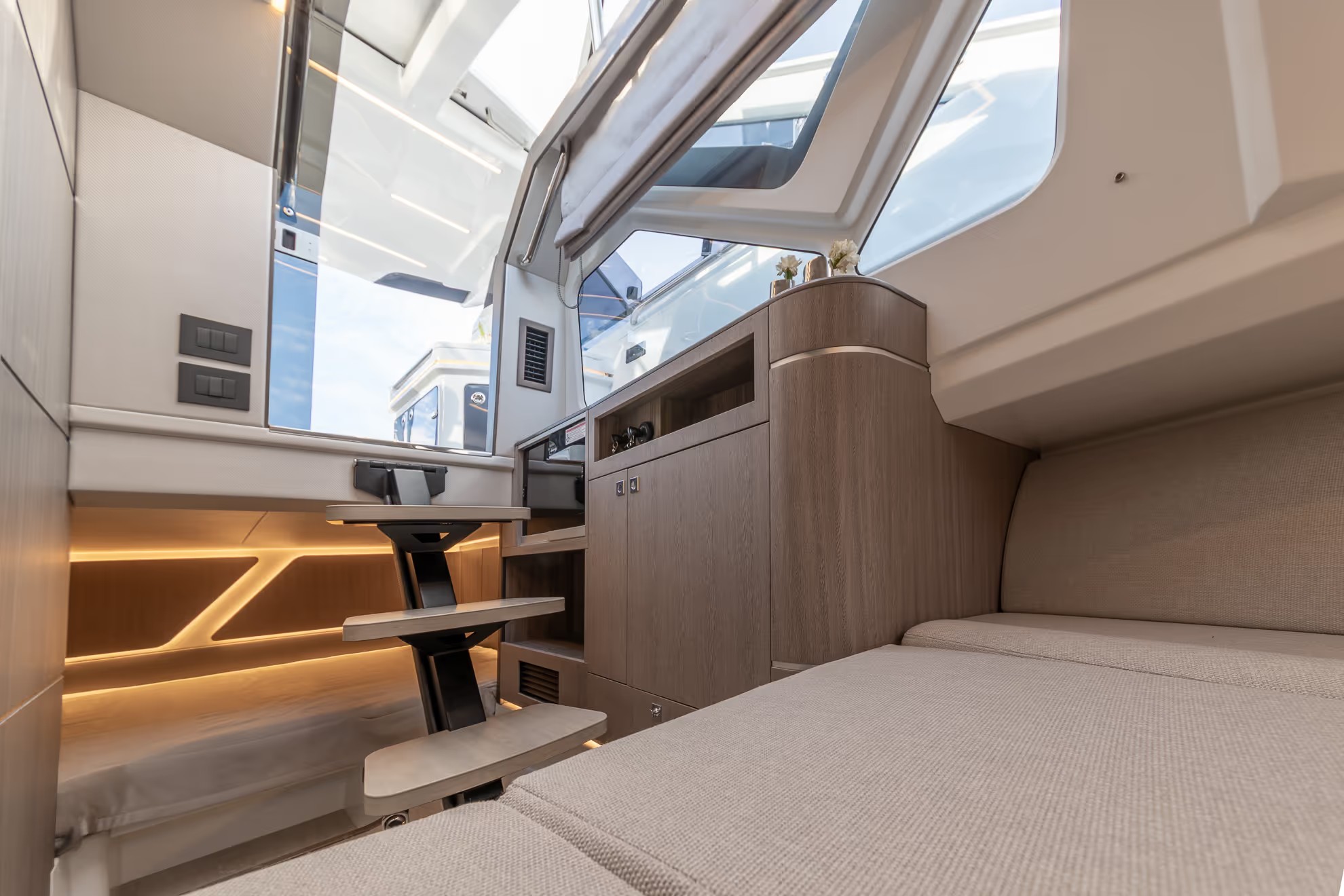 Galeon 335 GTO, kajuit met trap en kastruimte
