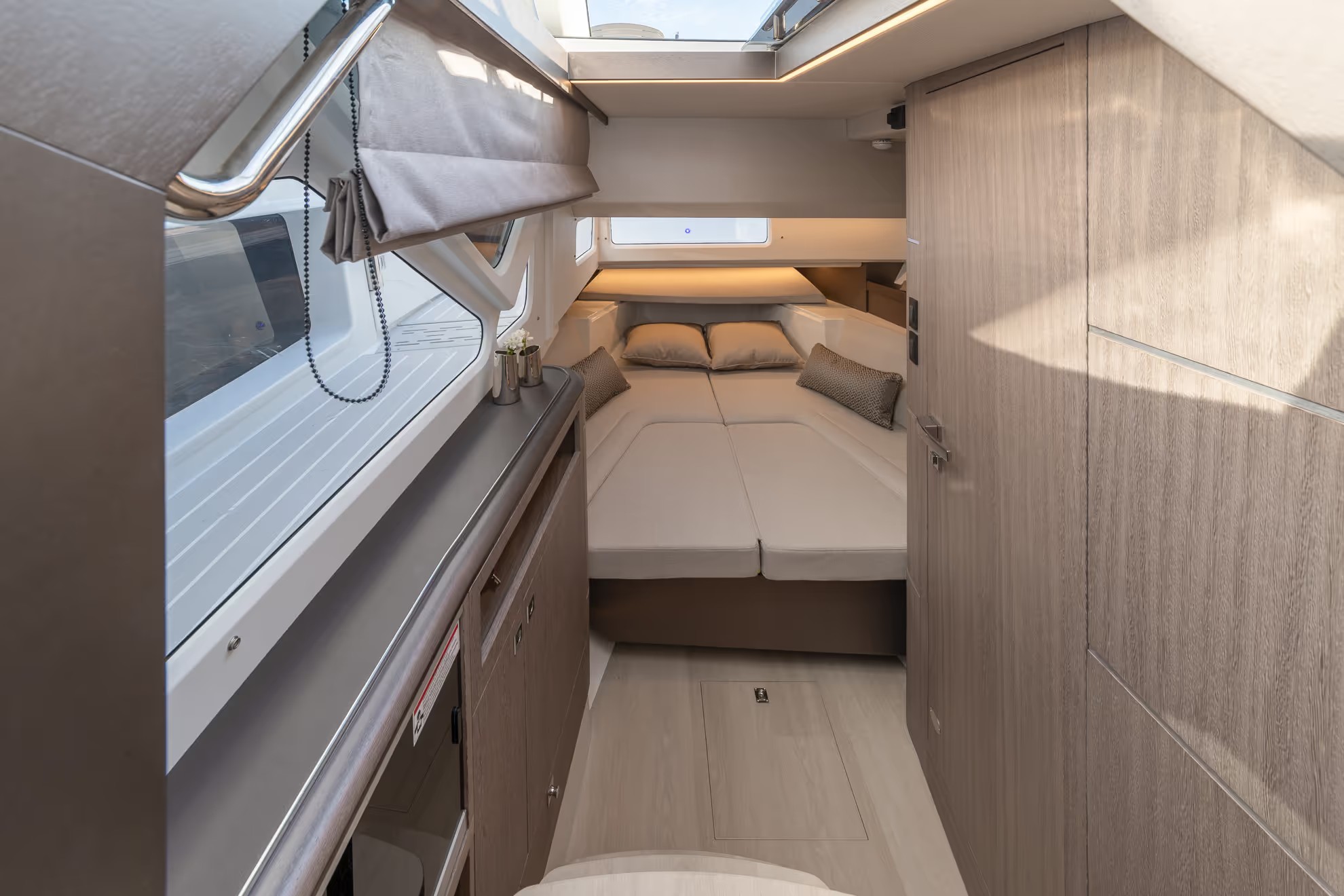 Galeon 335 GTO, slaapkajuit met bed en kastruimte
