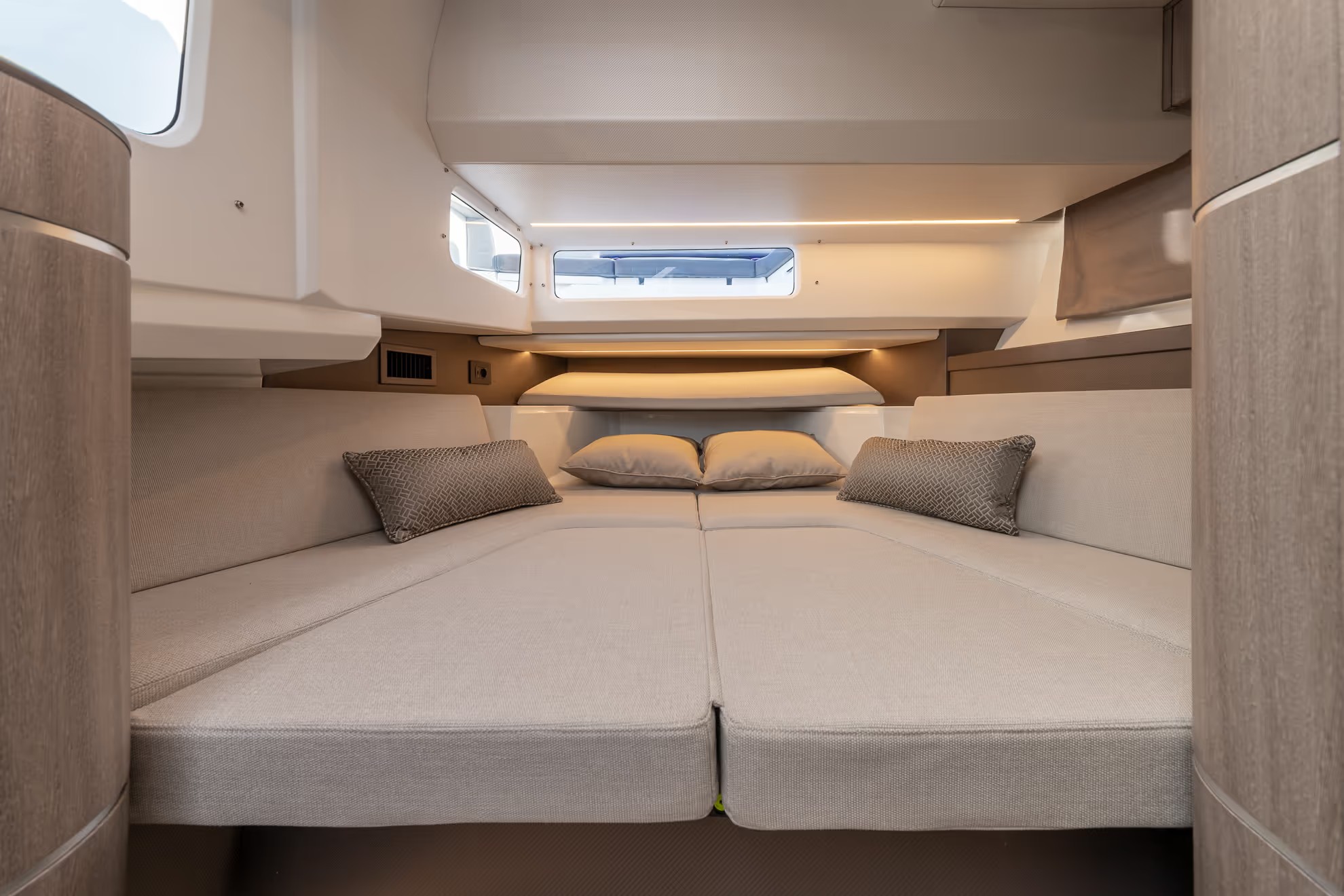 Galeon 335 GTO, slaapkajuit met bed en kussens