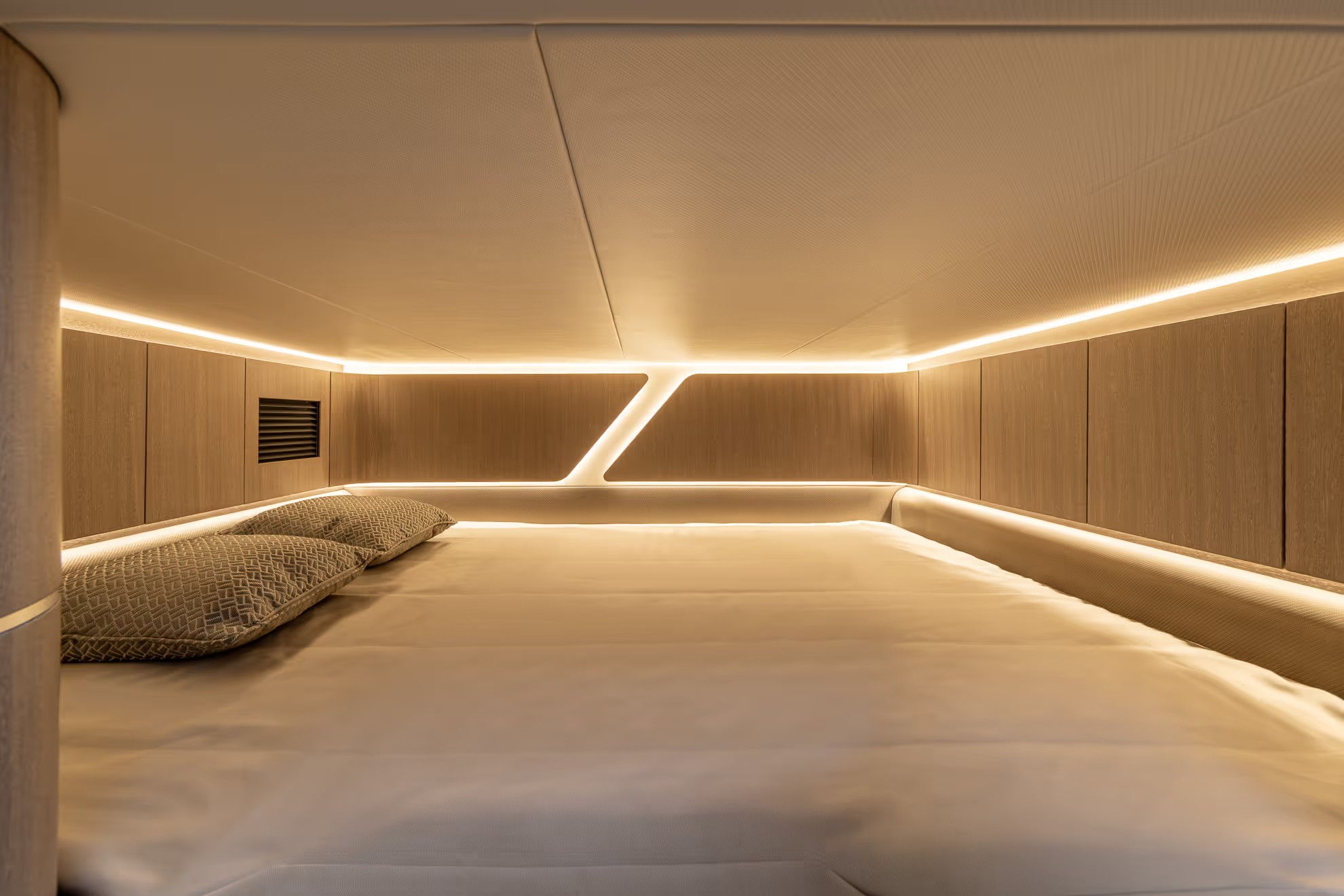 Galeon 335 GTO, slaapkajuit met bed en kussens
