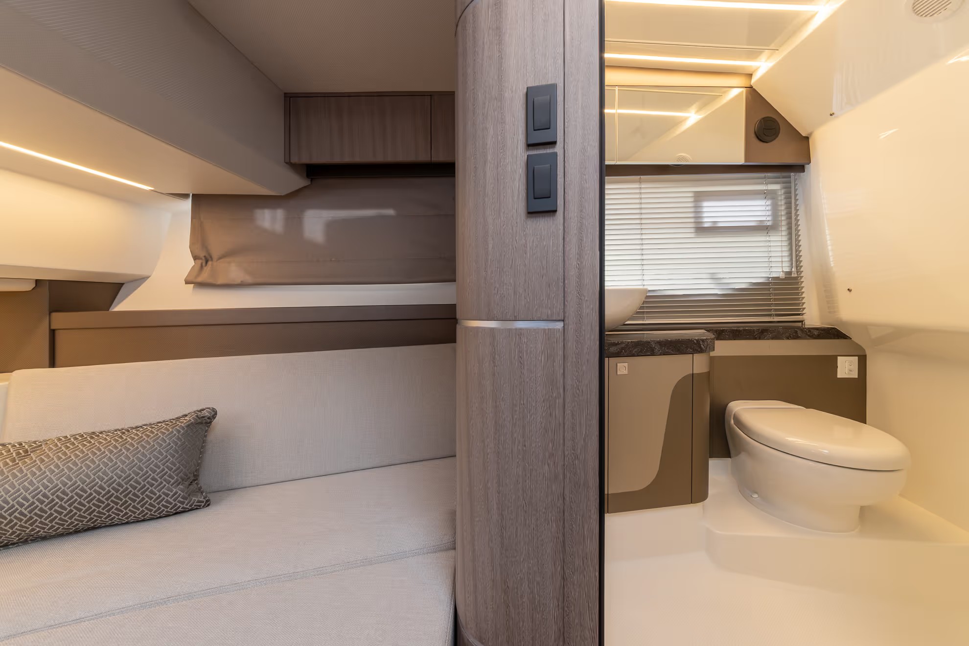 Galeon 335 GTO, slaapruimte met badkamer boot