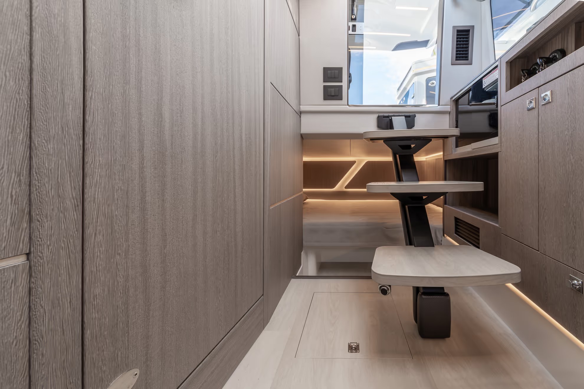 Galeon 335 GTO, trap naar slaapkajuit met bed