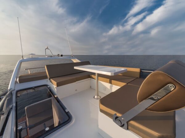 Galeon 360 FLY, achterdek met lounge zitbanken
