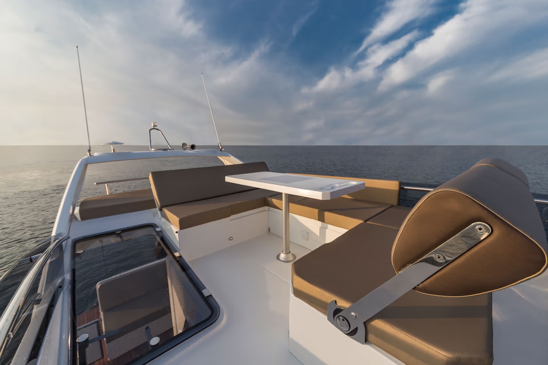 Galeon 360 FLY, achterdek met lounge zitbanken