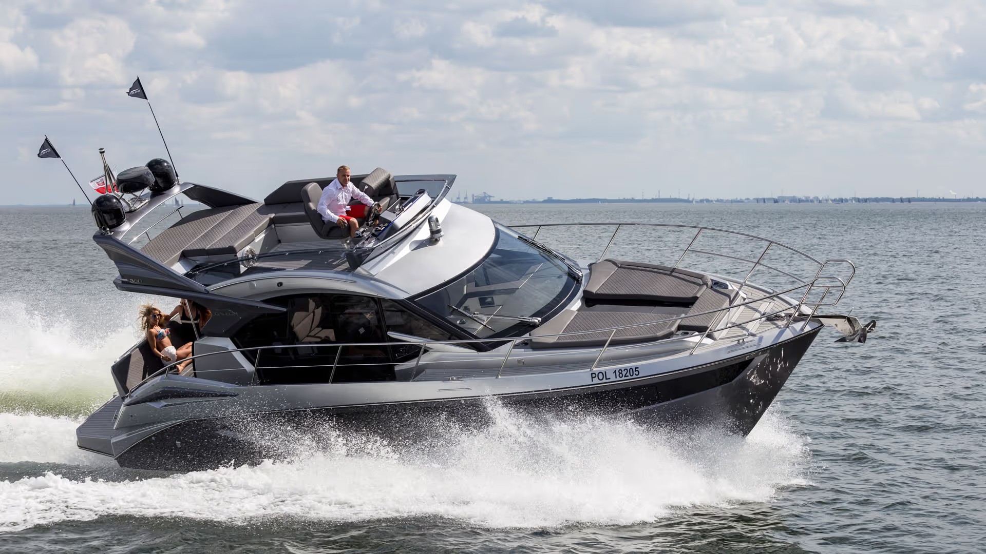 Galeon 360 FLY, boot varend met hoge snelheid