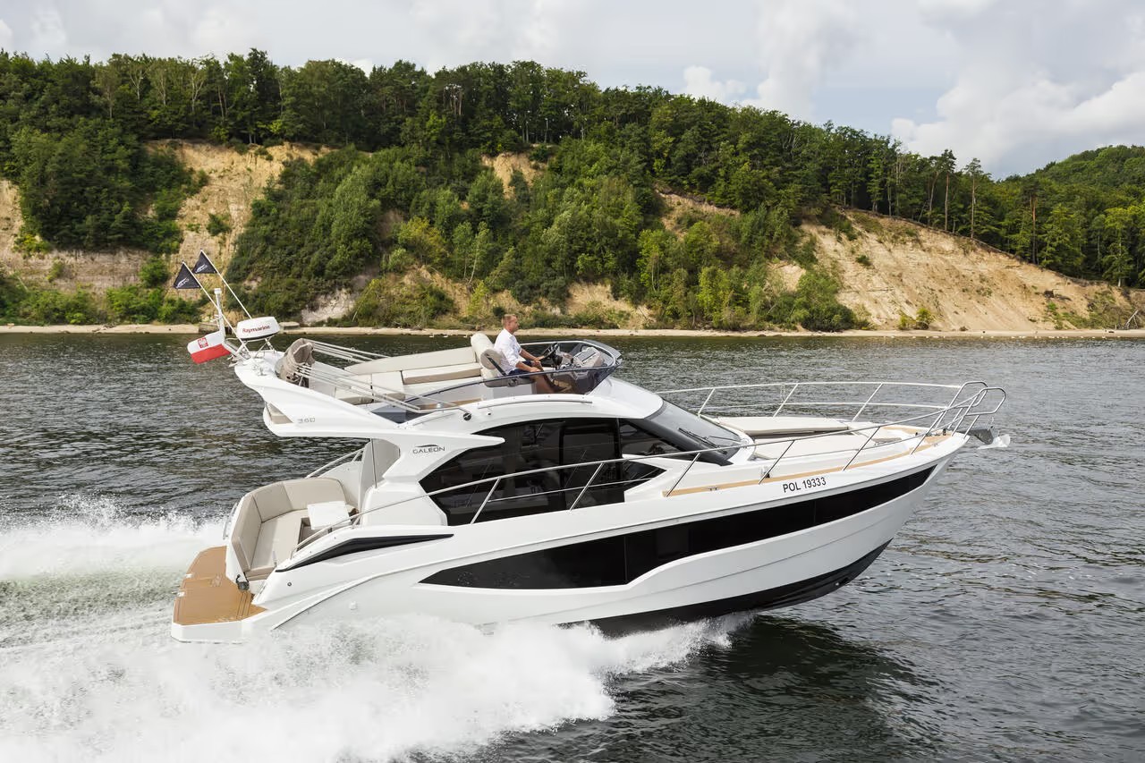 Galeon 360 FLY, boot varend op water
