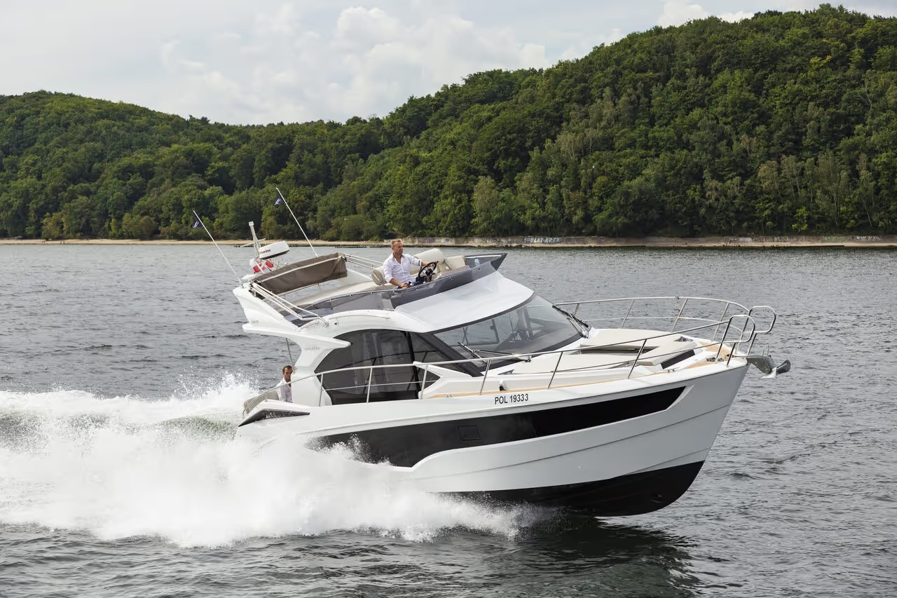Galeon 360 FLY, boot varend op water