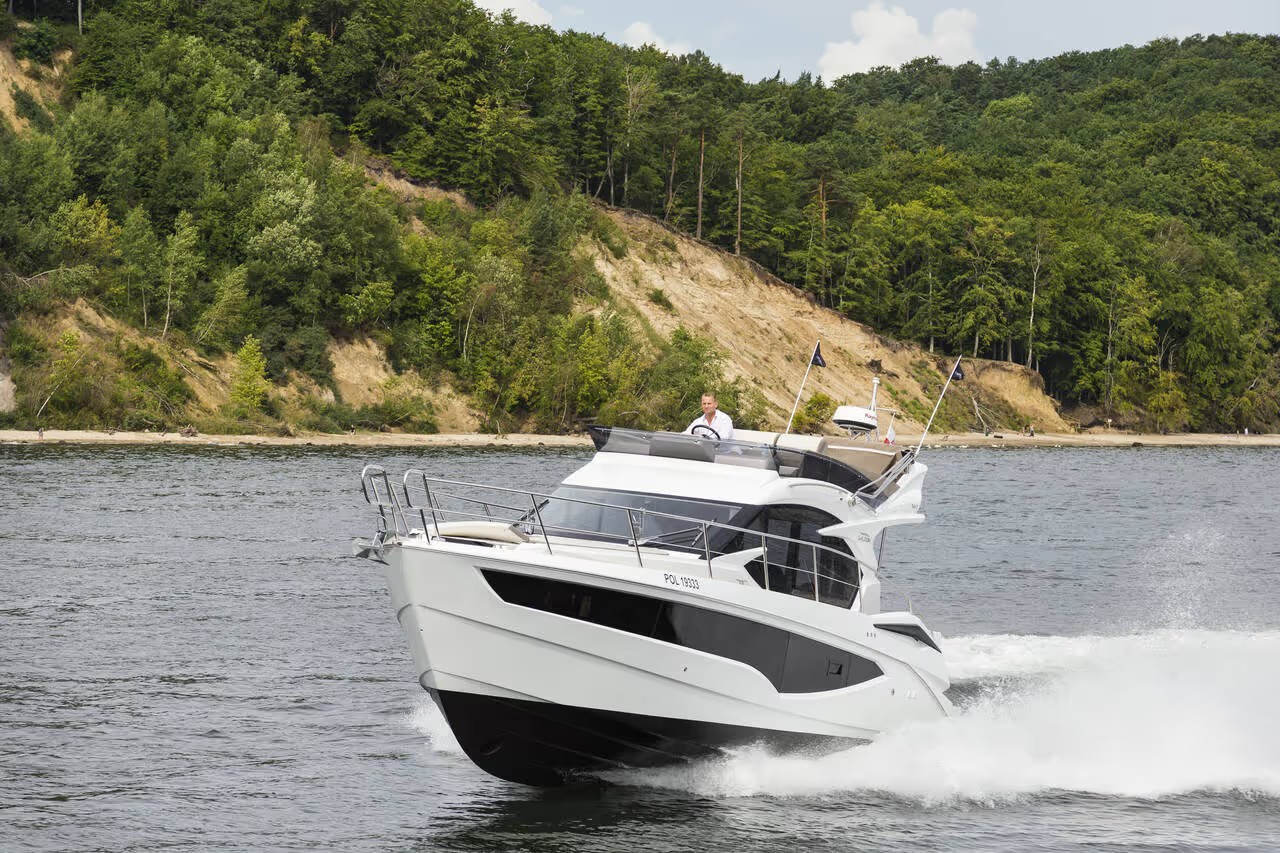Galeon 360 FLY, boot varend op water