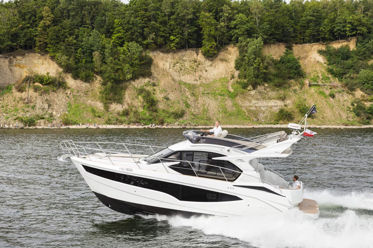 Galeon 360 FLY, boot varend op water