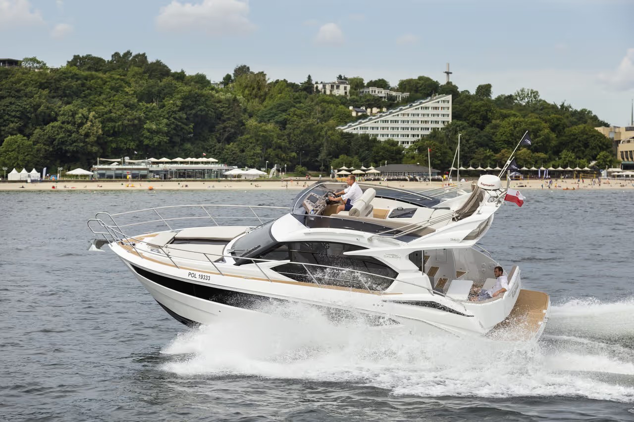 Galeon 360 FLY, boot varend op water